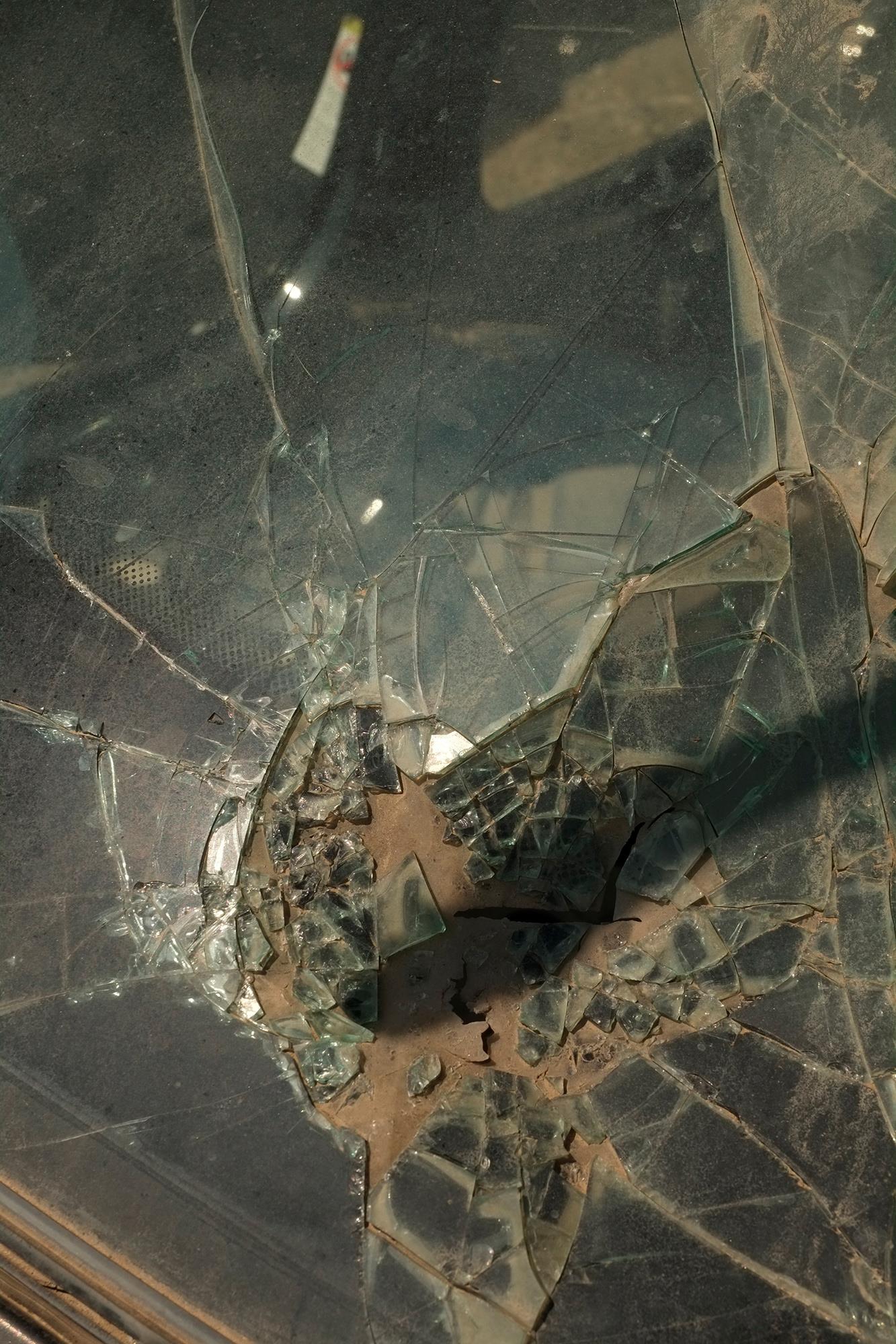 Цифровая фотография «Высокая скорость III» — разбитое стекло, 75×50 см