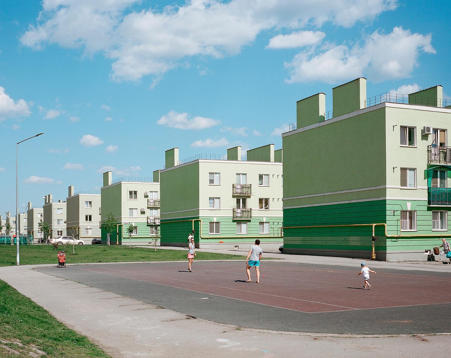 Фотография двора и жилых домов в минималистичном стиле, Счастливый город, Лена Цибизова