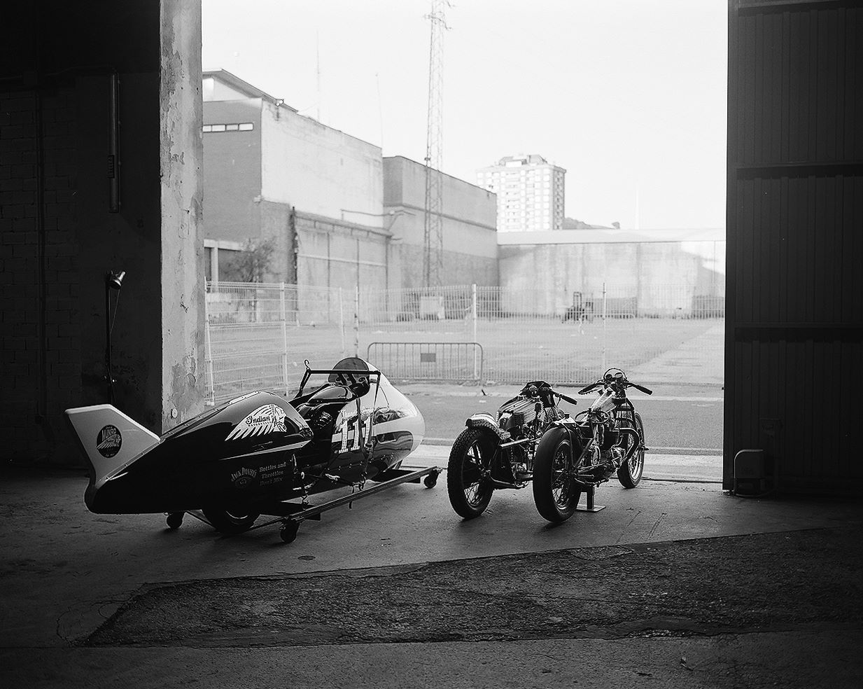 Байки и sidecar в гараже – черно-белая арт-фотография Леонида Сорокина