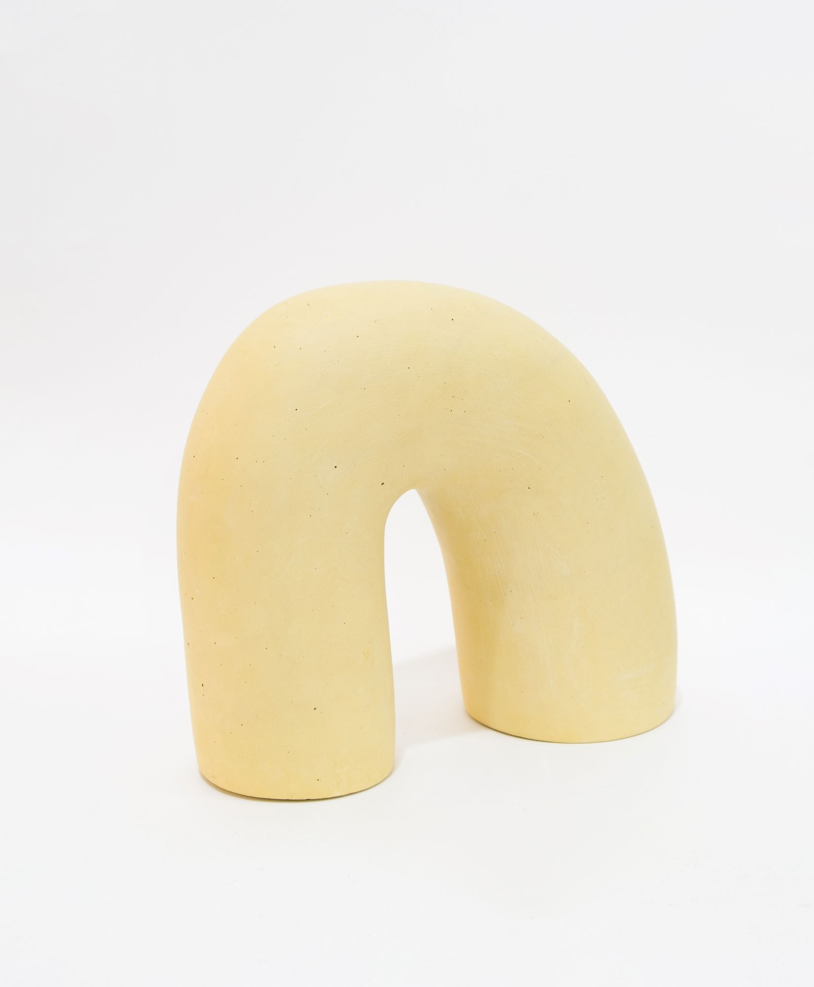 Светлая керамическая скульптура Playground Beige 01 в виде арки