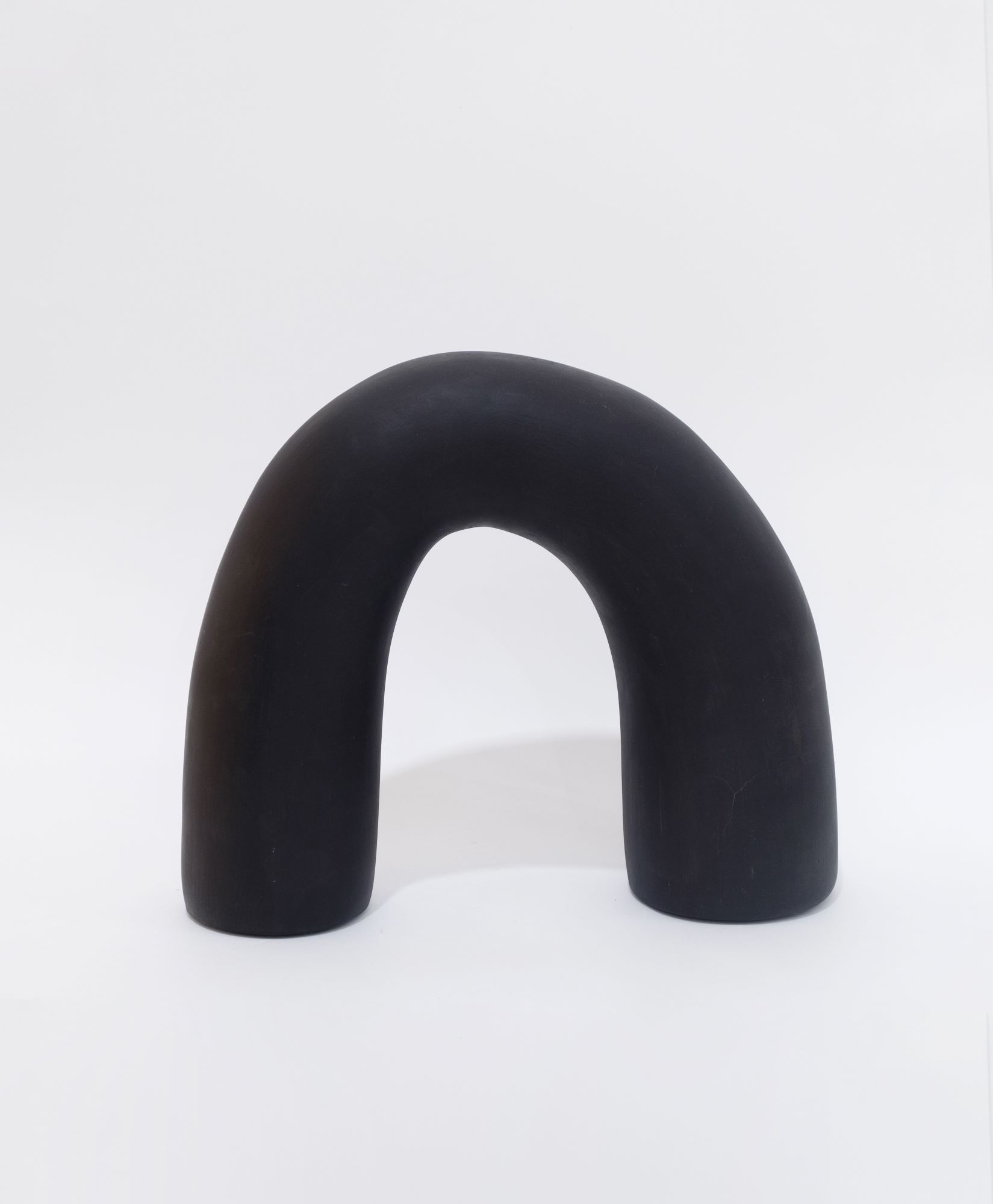 Черная аркообразная скульптура из керамики от Марии Софроновой