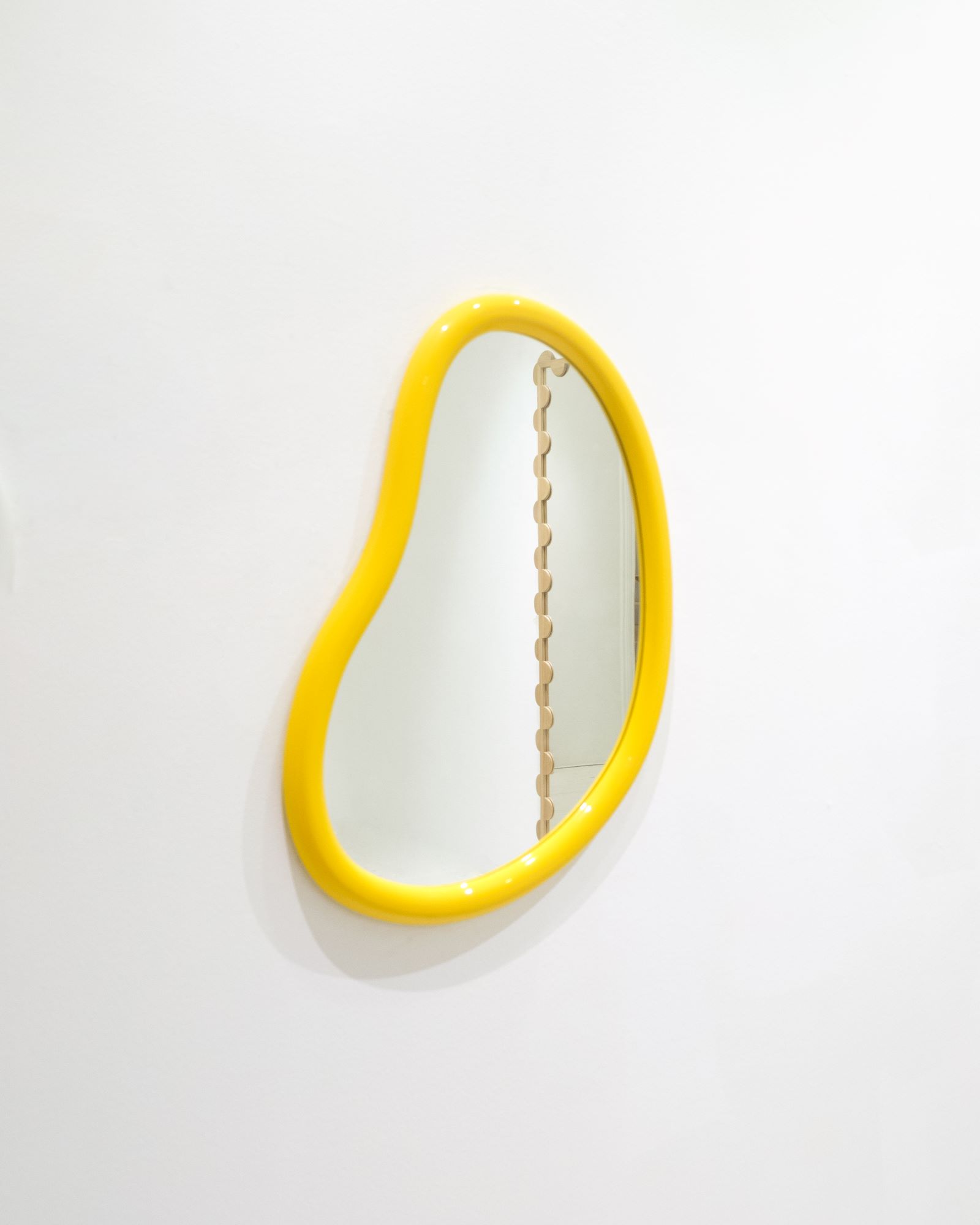 Яркое асимметричное зеркало Jean #2 от Romi, жёлтая деревянная рама