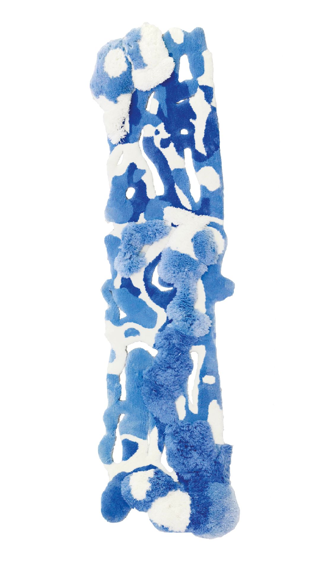 Длинный сине-белый ковер с органичными формами KILLER2