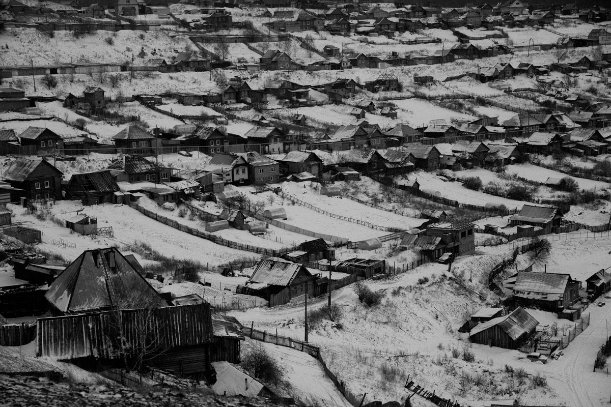 Чёрно-белый вид на частный сектор Сатки зимой, панорама города, Фёдор Телков, проект «Смог», 2017