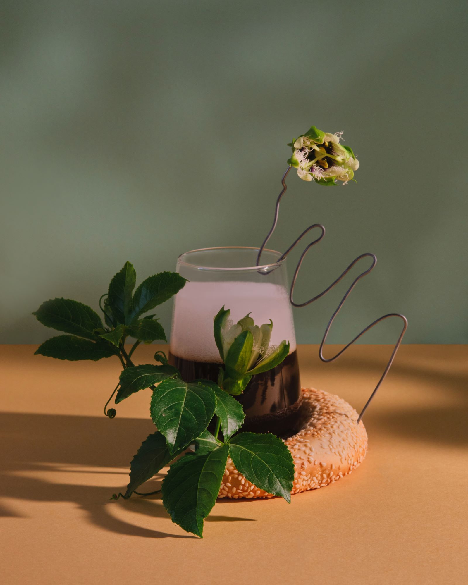 Натюрморт с растением, проволокой и стаканом на фоне. Современная арт-фотография Anastasia Fainberg