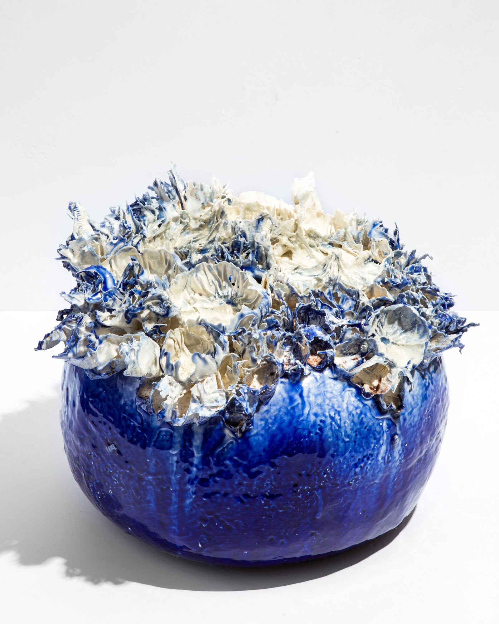 Авторская ваза из шамота с синим глазурованным декором. Скульптурные цветы, фарфор, 2025.