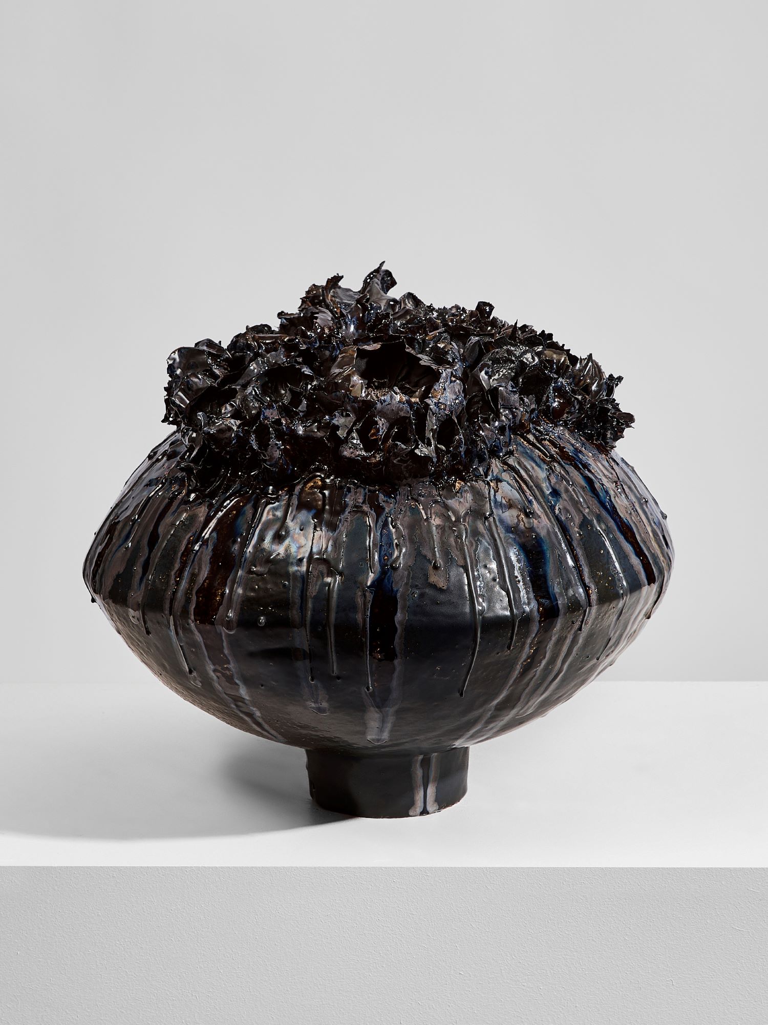 Черная керамическая ваза с глянцевой глазурью и фактурным верхом. Шамот, фарфор, ручная работа.