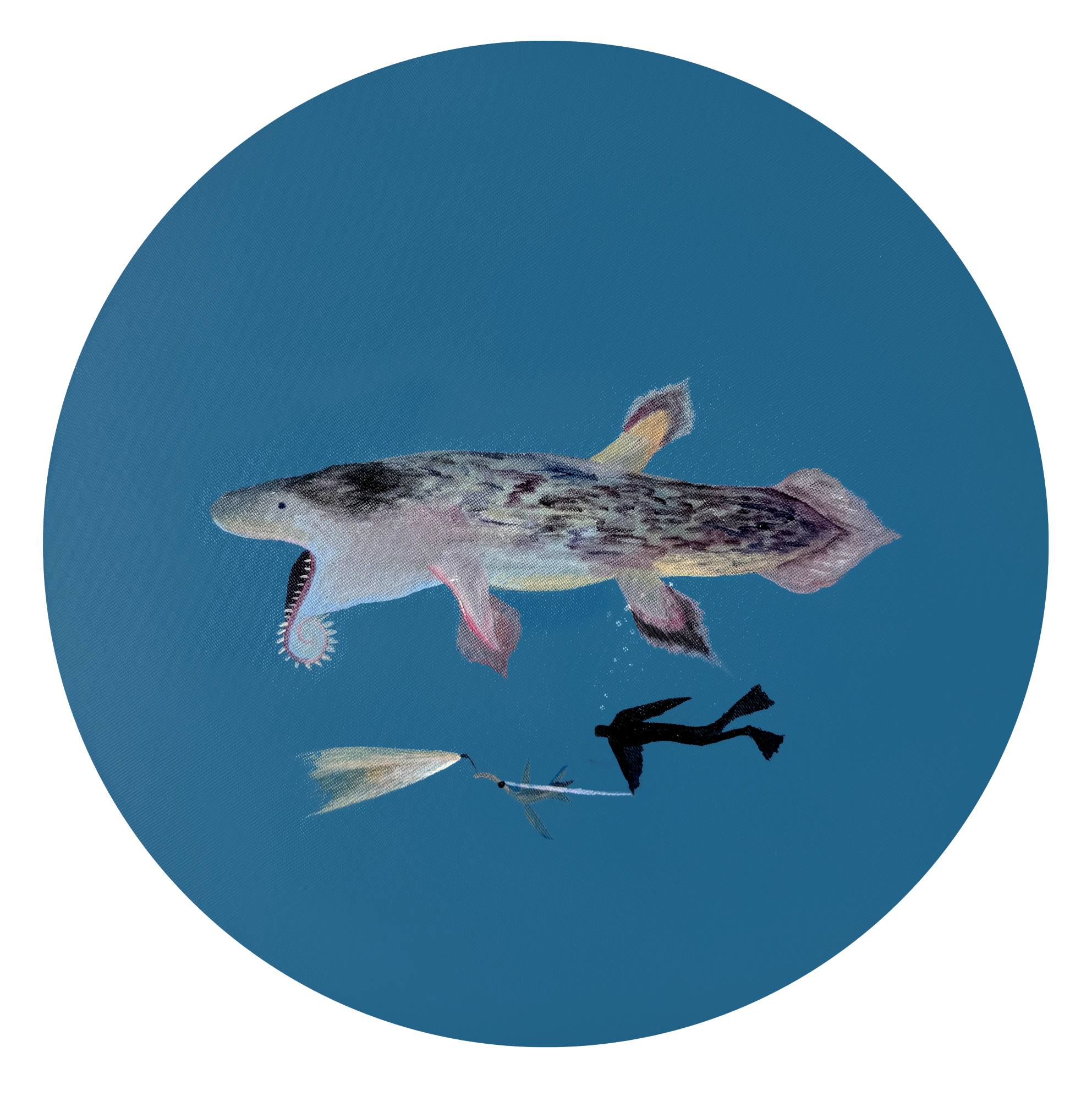 Акриловая графика «Le poisson-scie» — фантастическая рыба с зубчатым ртом на синем фоне, 30×24 см