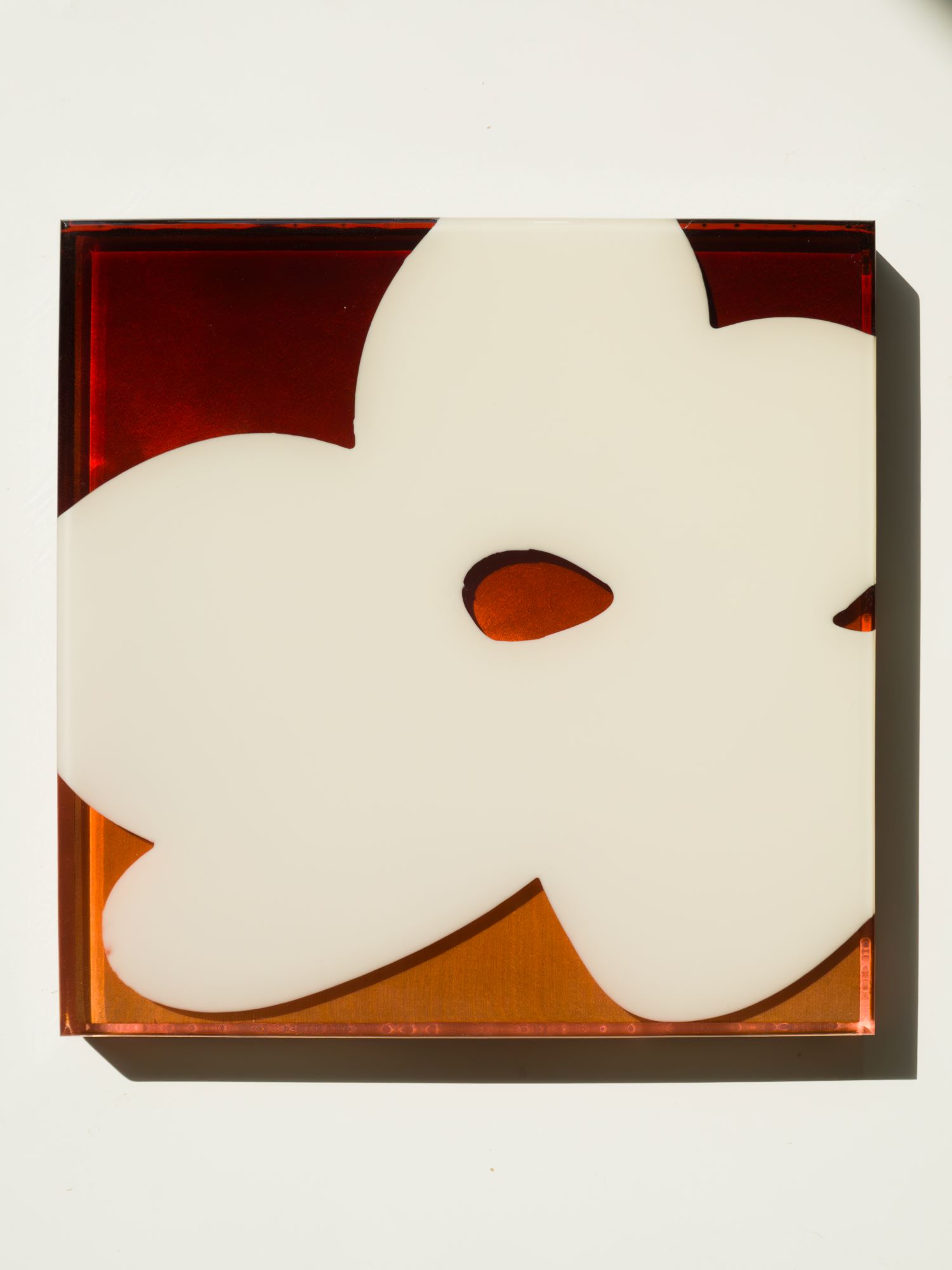 Минималистичная скульптура с белым лепестком в акриловом кубе, Cherry Plum Petal