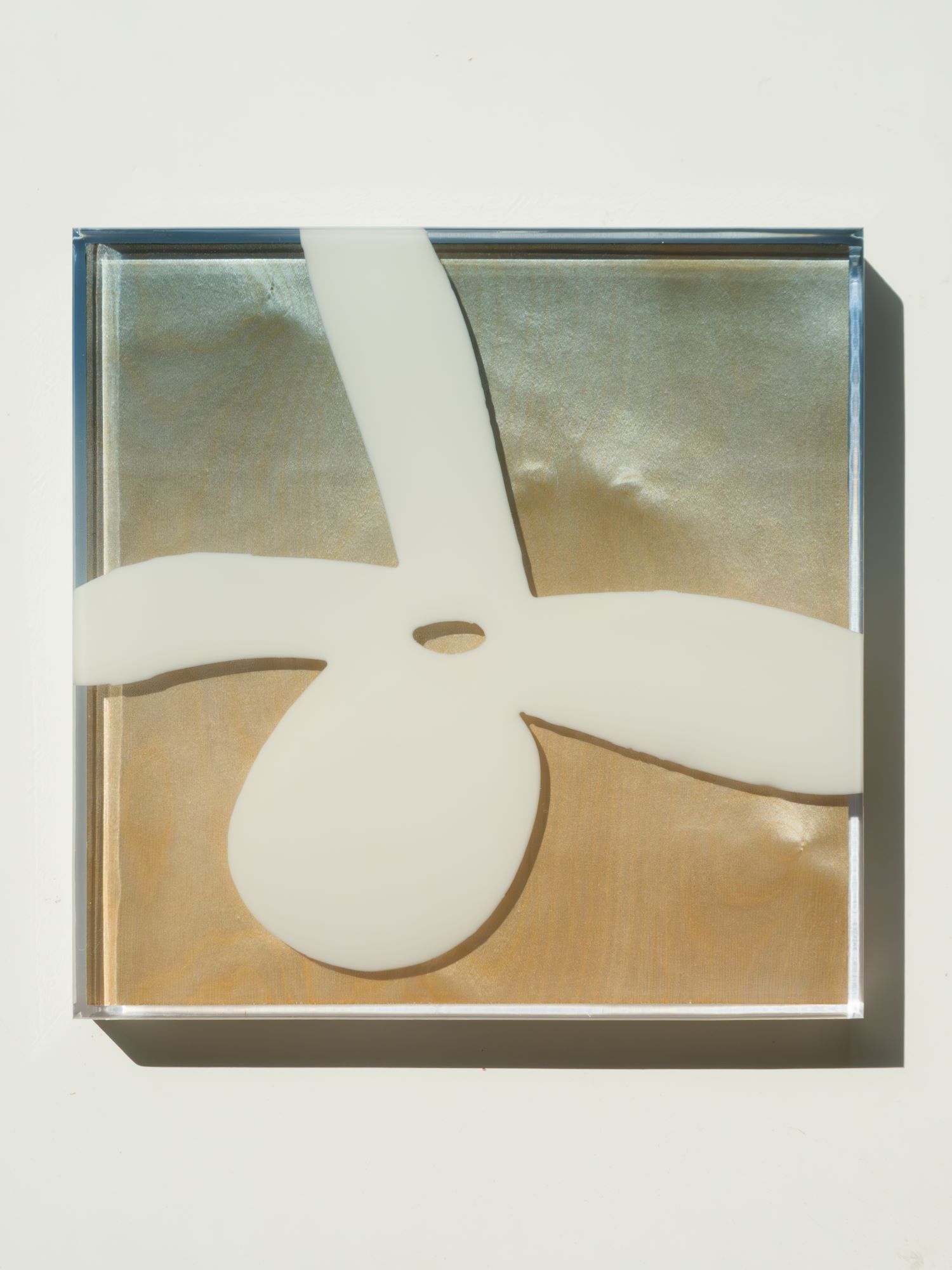 Скульптура Lemon Petal в квадратной форме, светлый лепесток на золотистом фоне