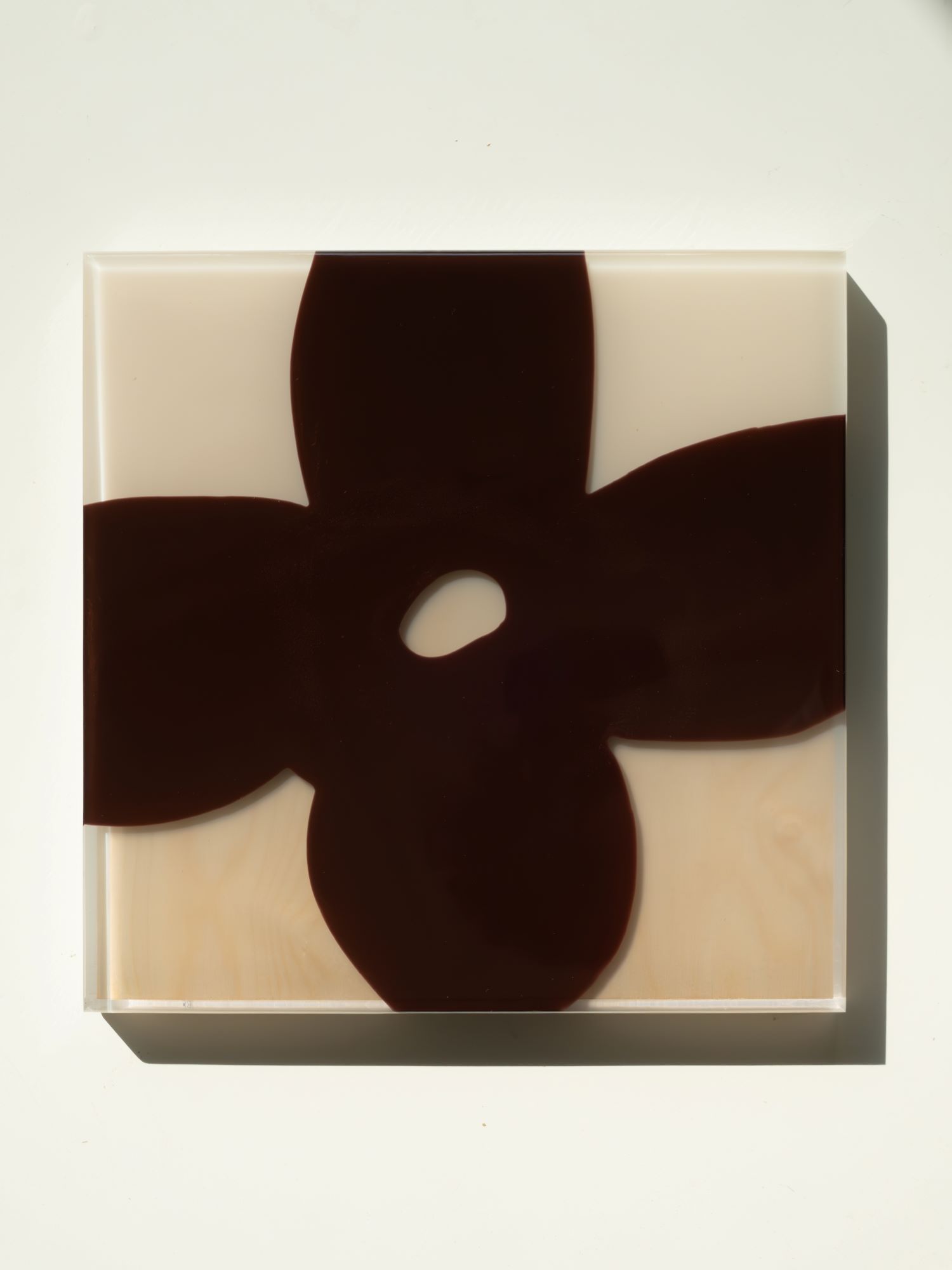 Скульптура Sugar Petal с тёмно-коричневым лепестком на бежевом фоне