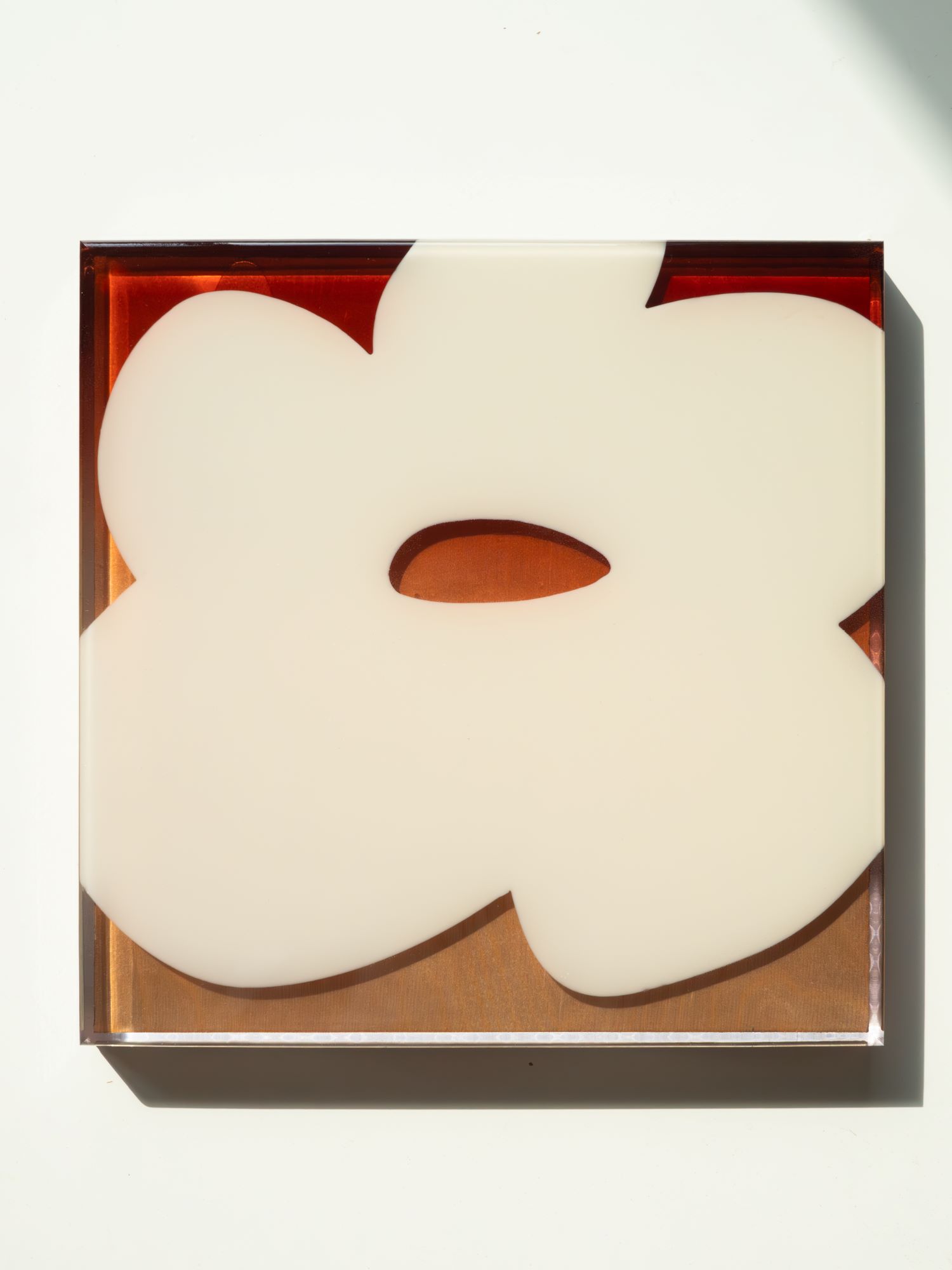 Crimson Petal — скульптура с красно-белым лепестком в квадратной форме