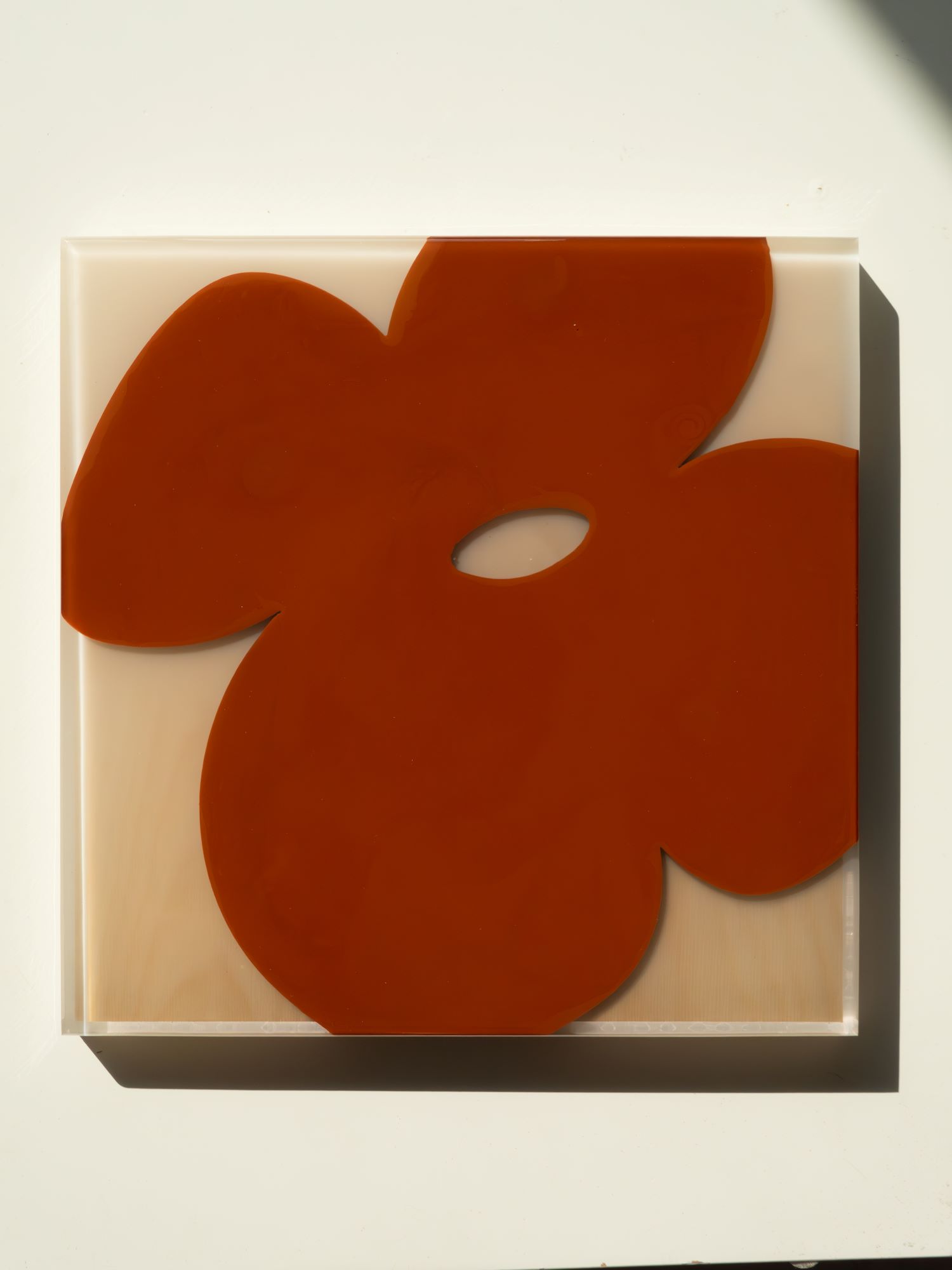 Ярко-красный лепесток в квадратной смоляной скульптуре Rose Petal