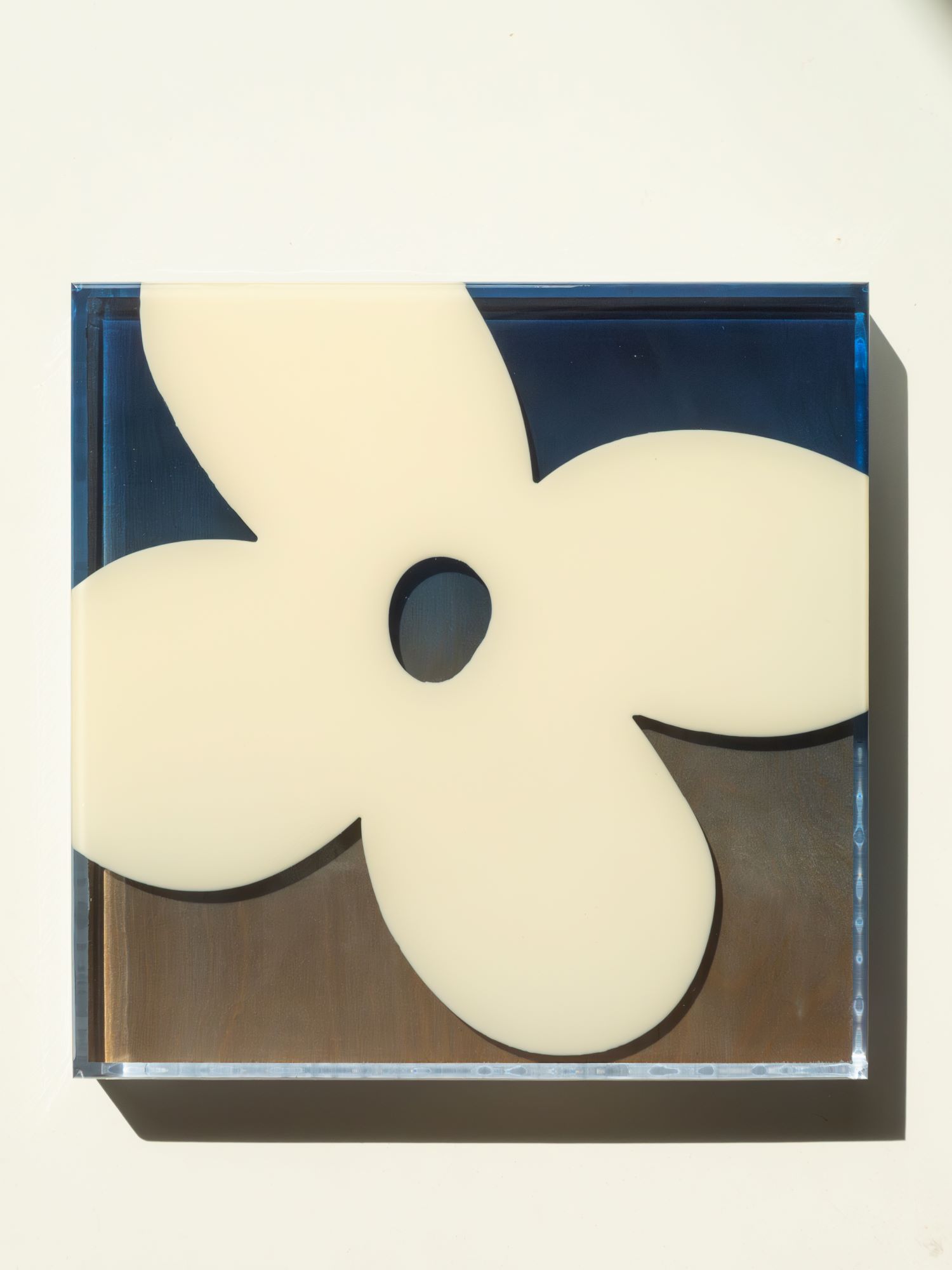 Скульптура Sky Petal — белый лепесток на фоне синего и коричневого