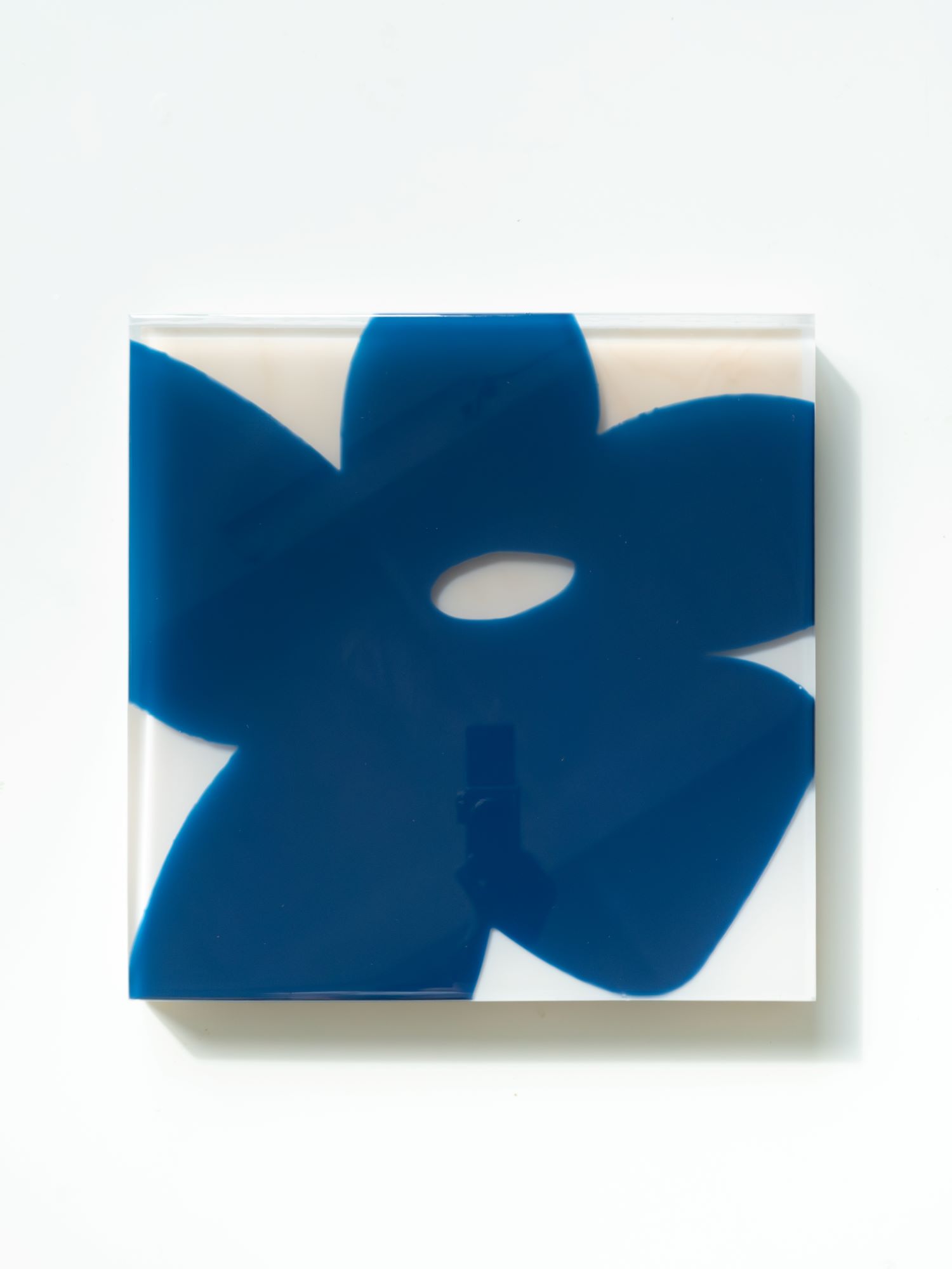 Royalty Petal — синий лепесток в квадратной скульптуре из смолы