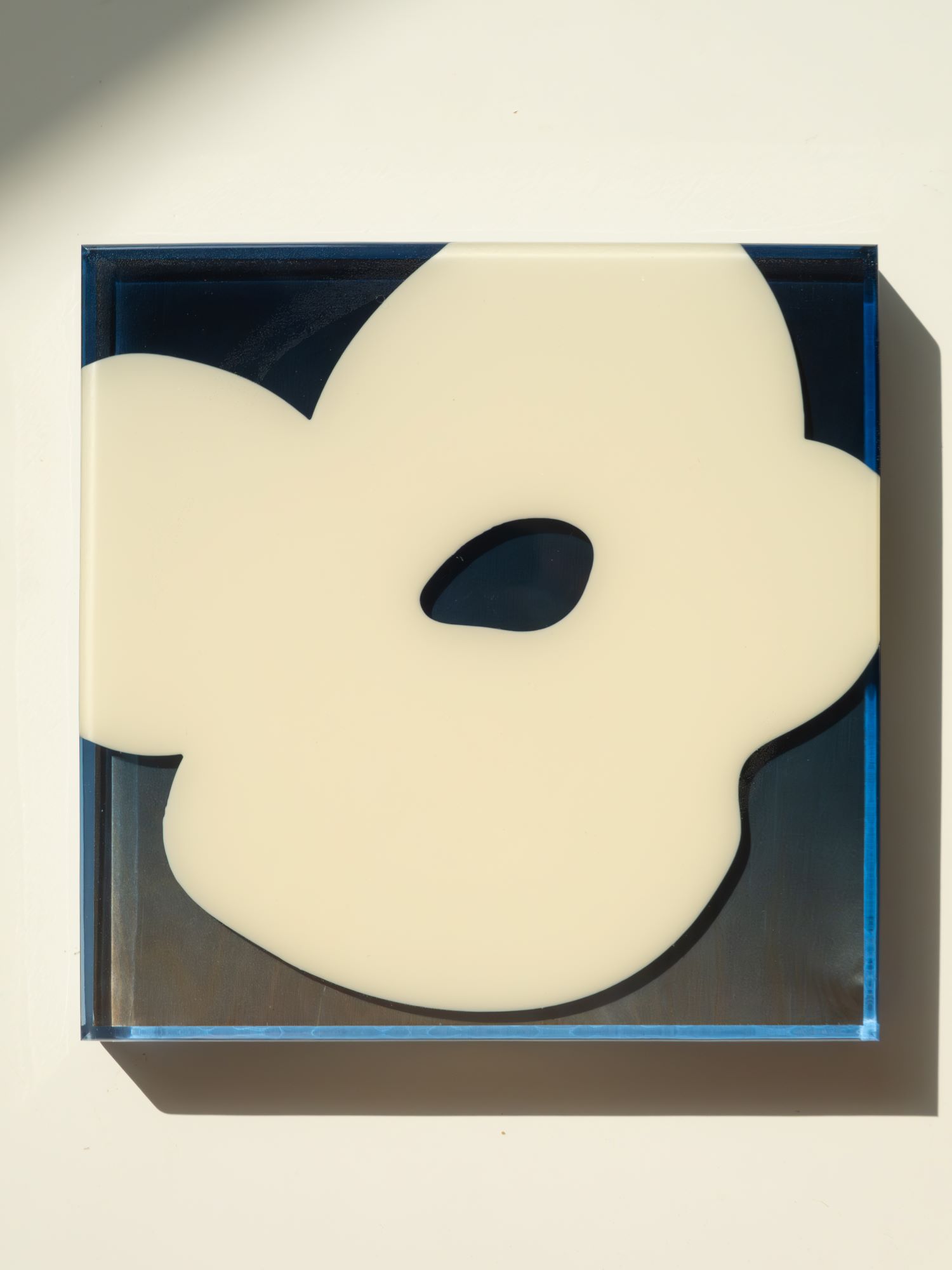 Скульптура Dew Petal с кремовым лепестком на фоне синих границ