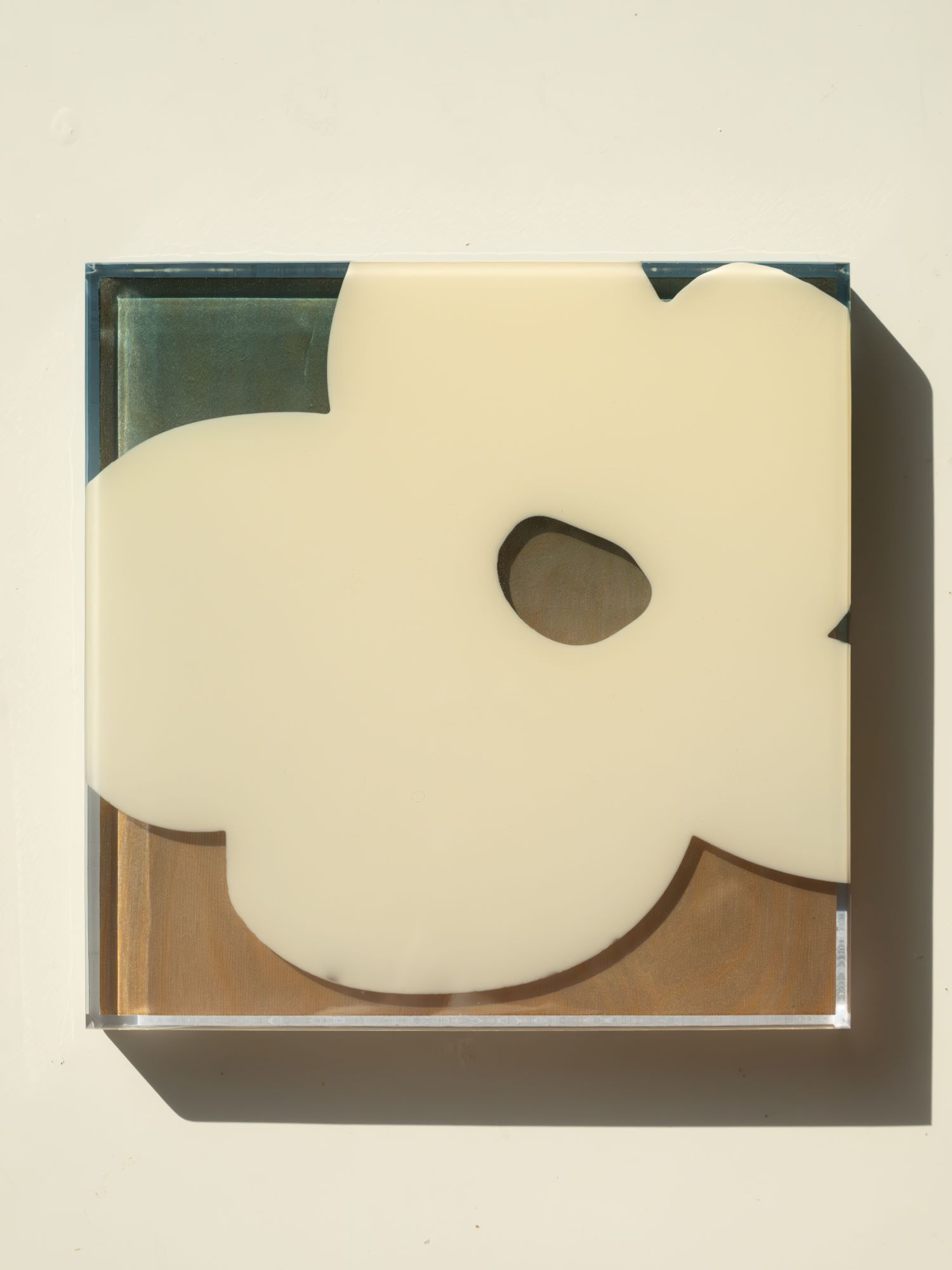 Snow Petal — белый лепесток с контрастной серединой в квадратной рамке