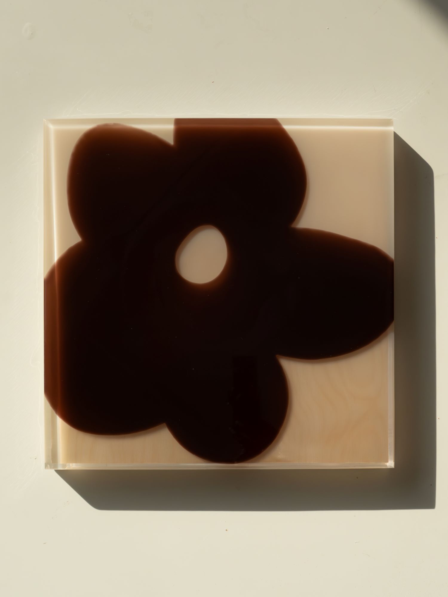 Red Petal — скульптура в виде цветка из красной смолы, работа Alisa Spots