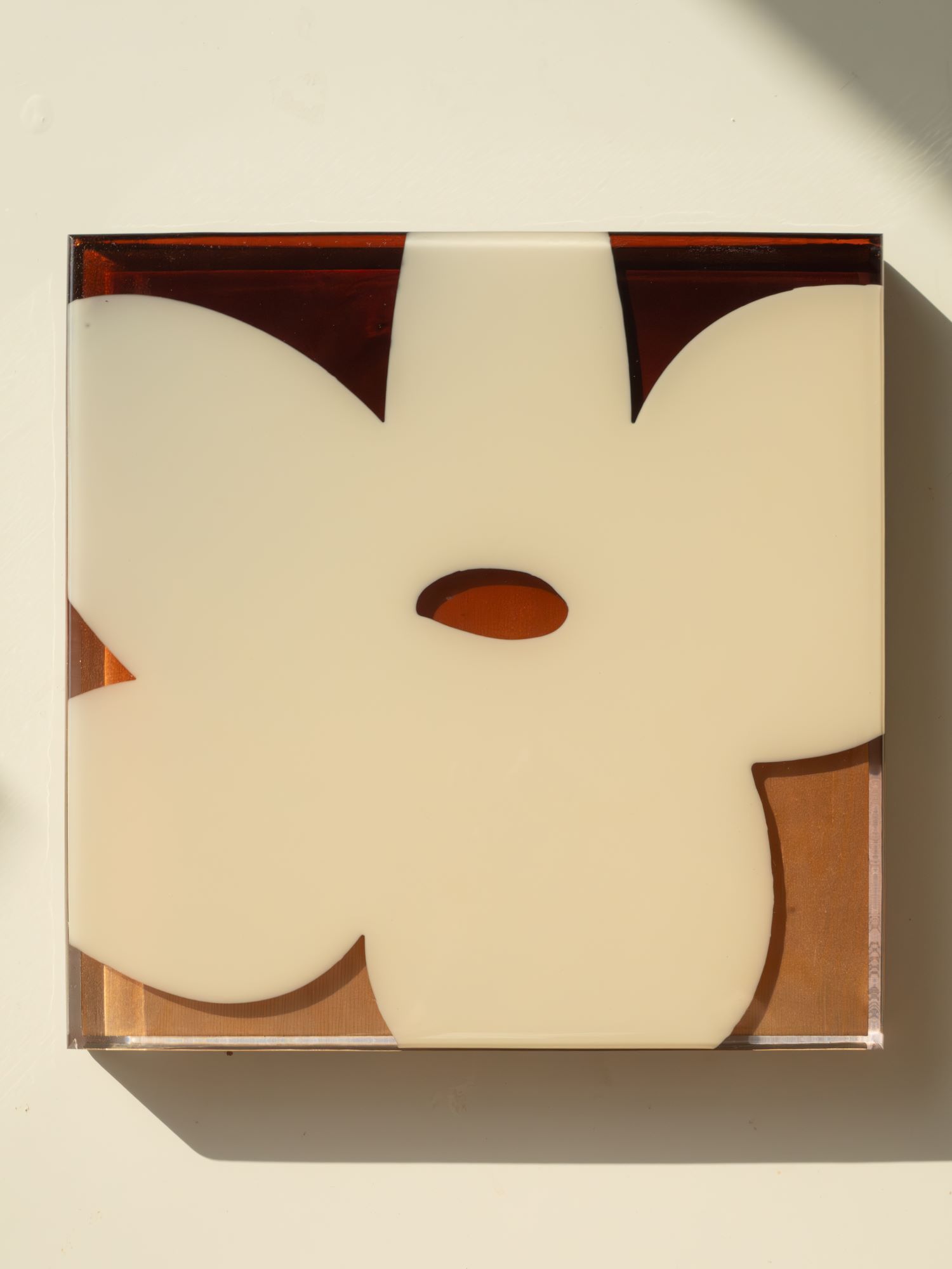 Скульптура Azure Petal — светлый цветок с янтарным центром из эпоксидной смолы