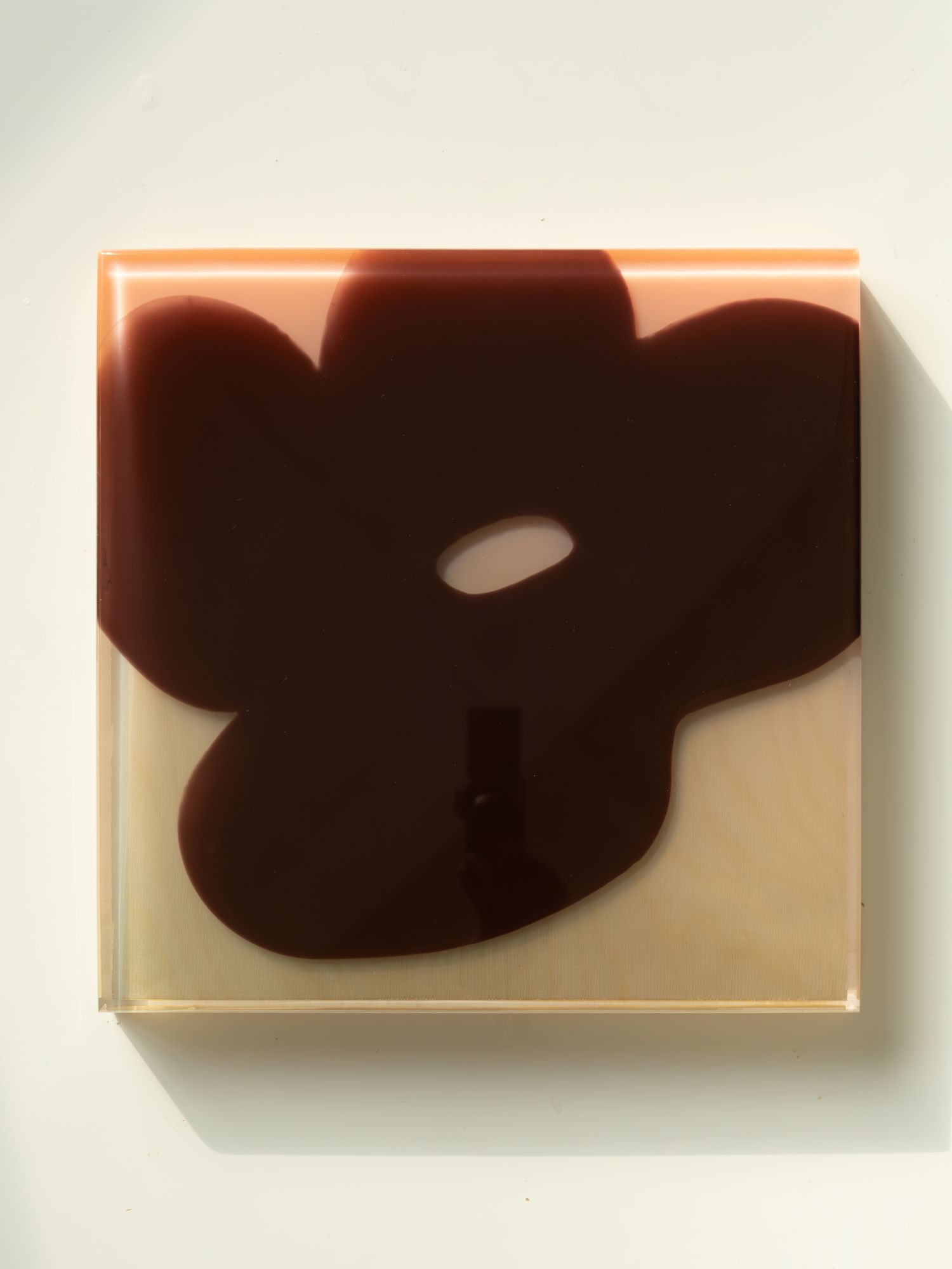 Moon Petal — арт-объект с тёмным цветком, эпоксидная смола, 2025