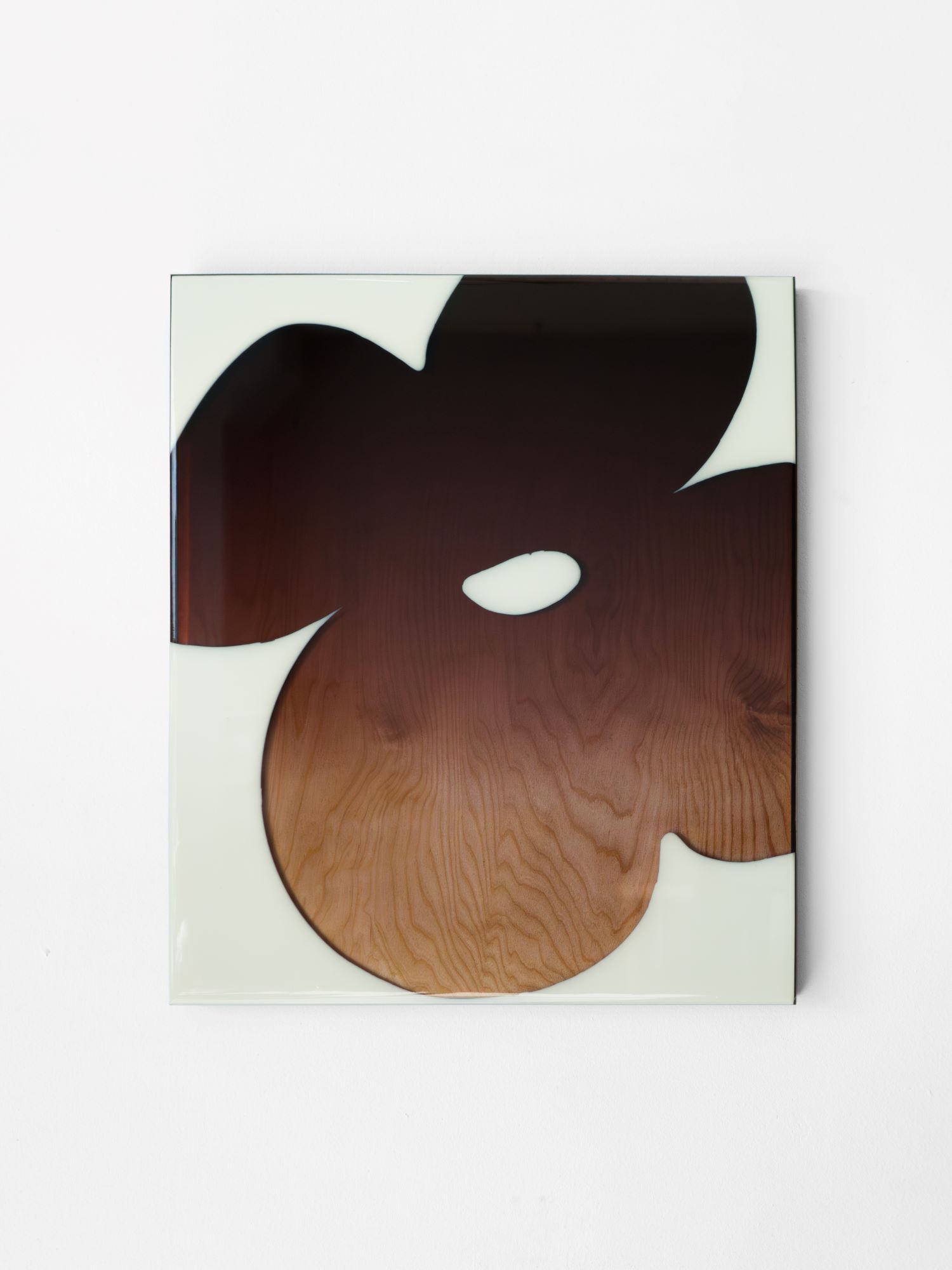 Cherry Flower — арт-объект с крупным тёплым цветком из смолы и дерева