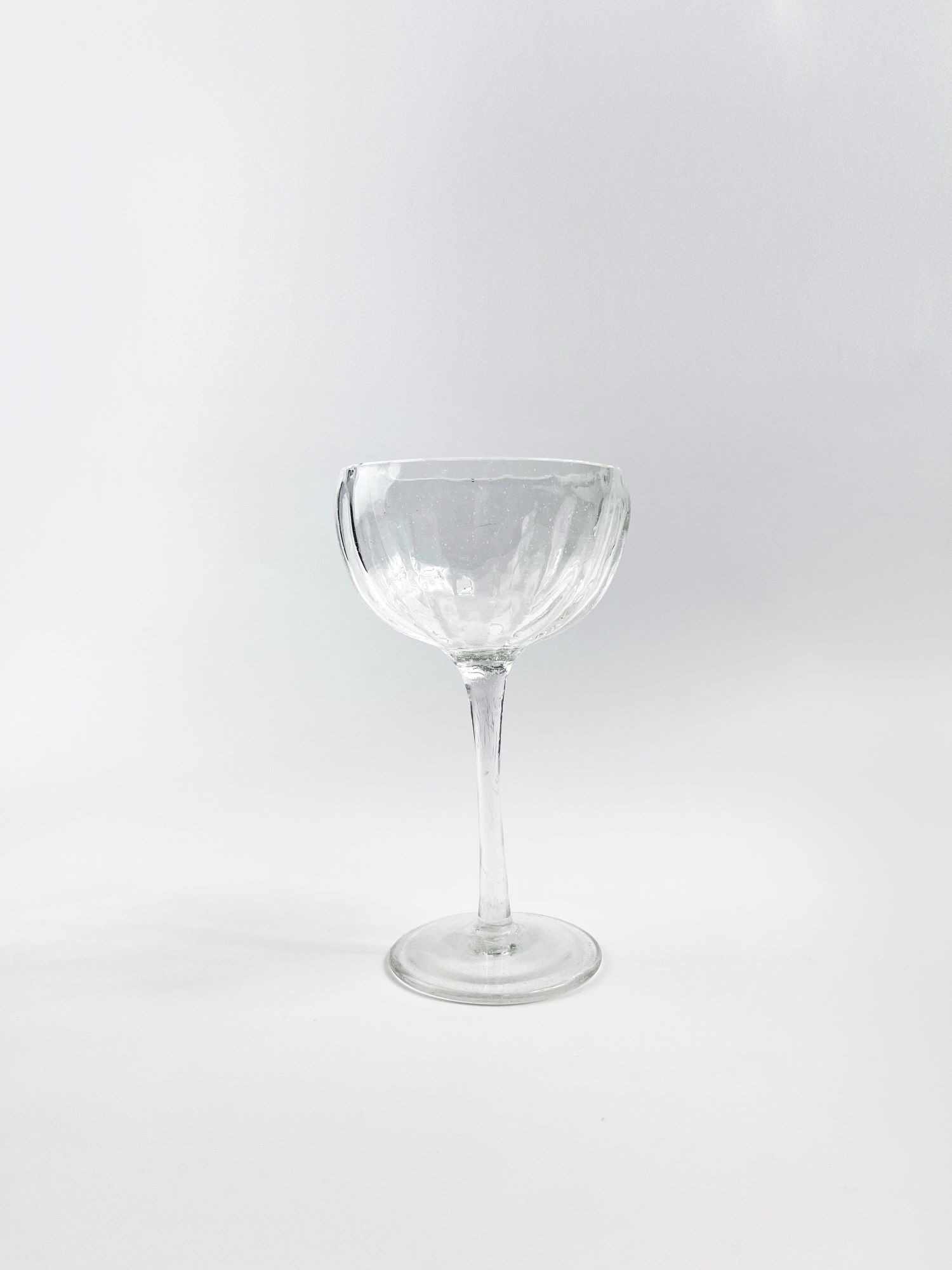 Хрустальный бокал «Орион» ручной работы на белом фоне, стеклодувное искусство