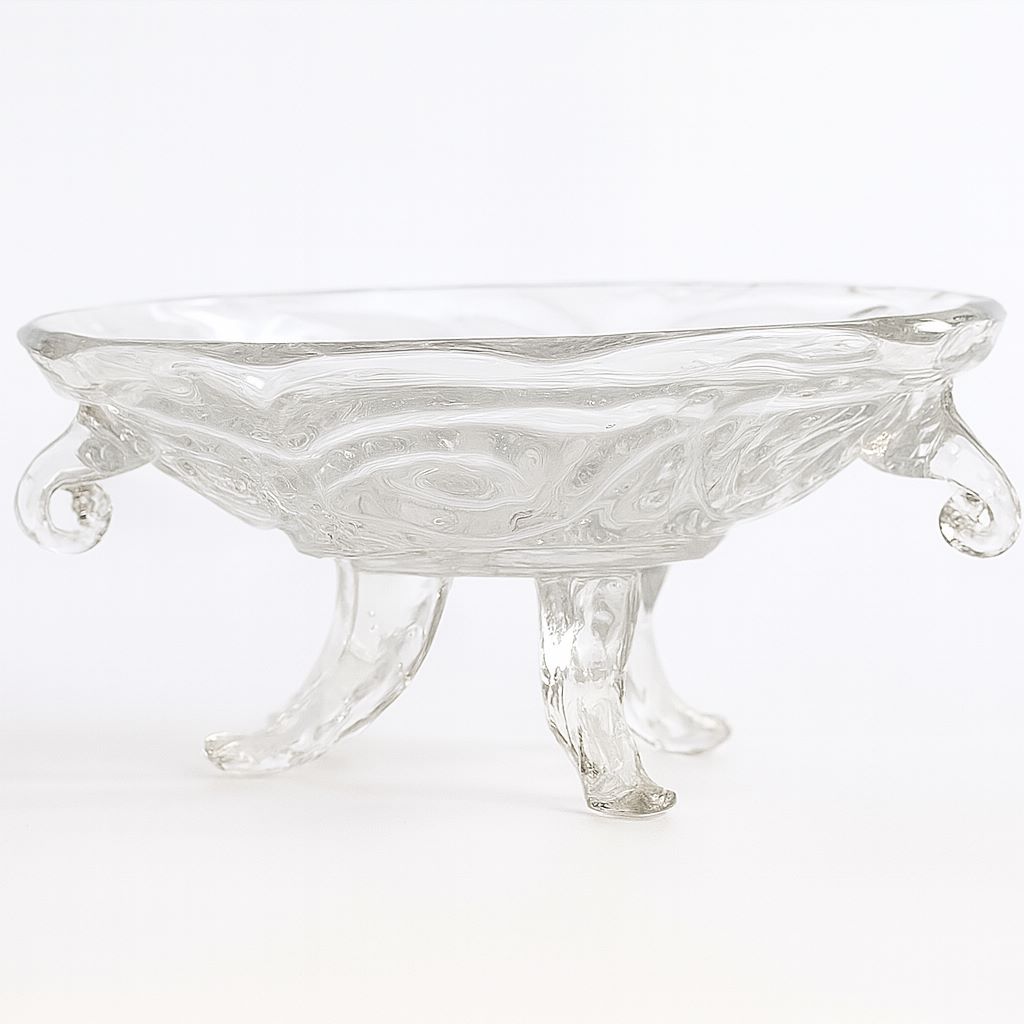 Прозрачная хрустальная тарелка на лапках с рельефным орнаментом