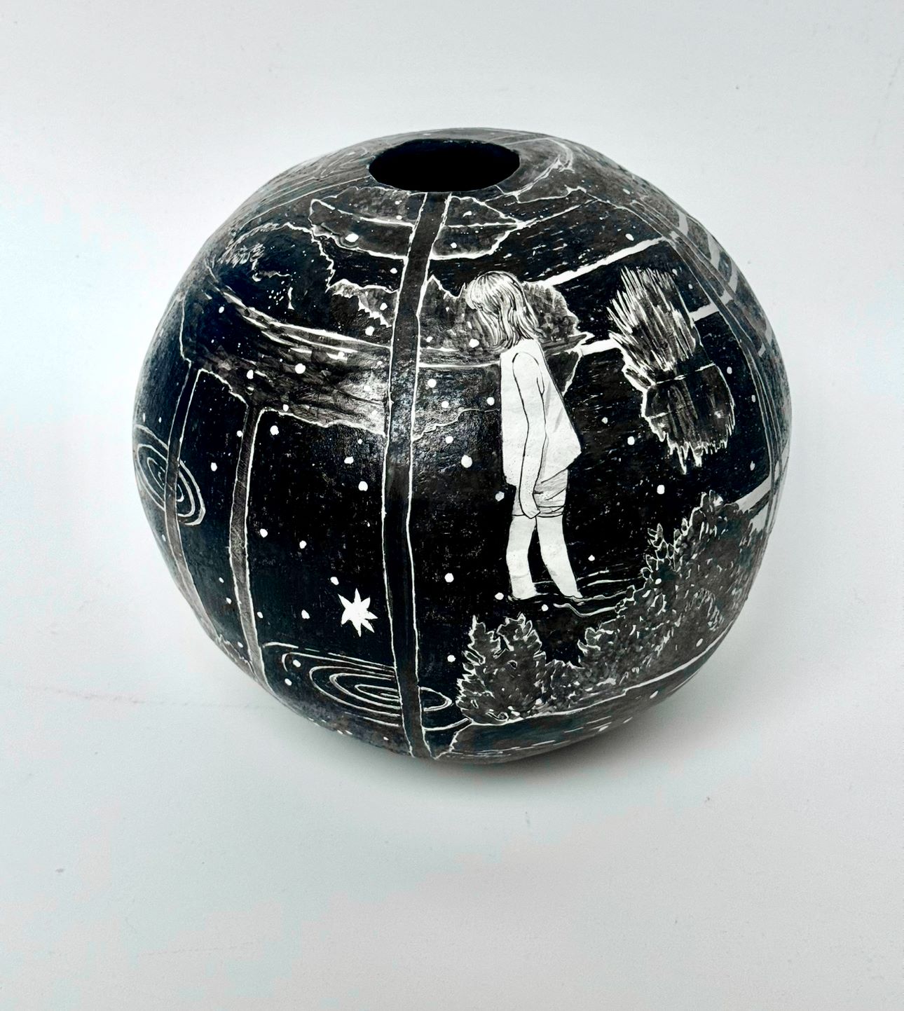 Круглая черно-белая ваза «Огоньки на воде» с росписью девочки и звезд