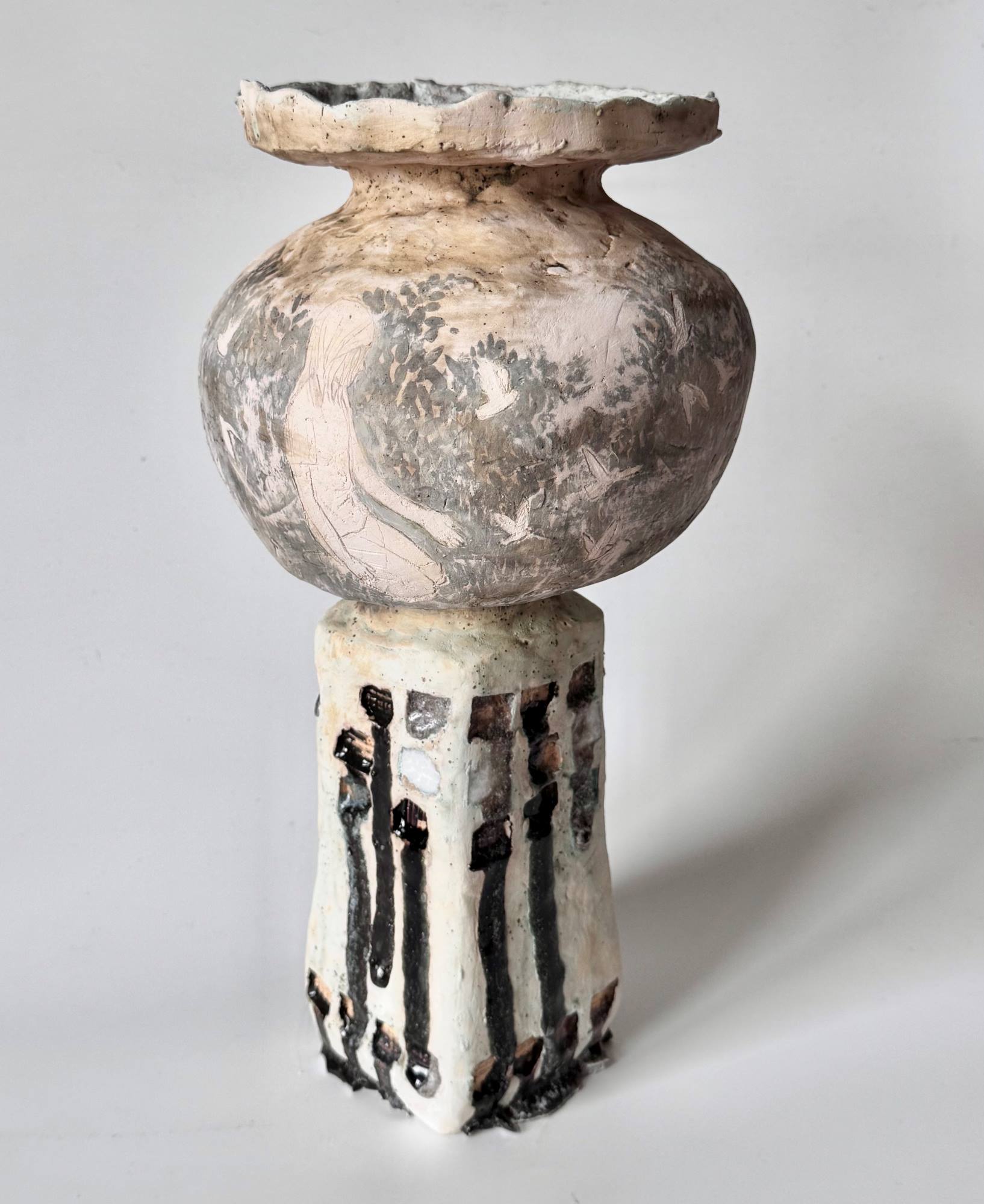 Оригинальная ваза с рисунком на куполе и контрастным основанием в вертикальную полоскуОригинальная ваза с рисунком на куполе и контрастным основанием в вертикальную полоску