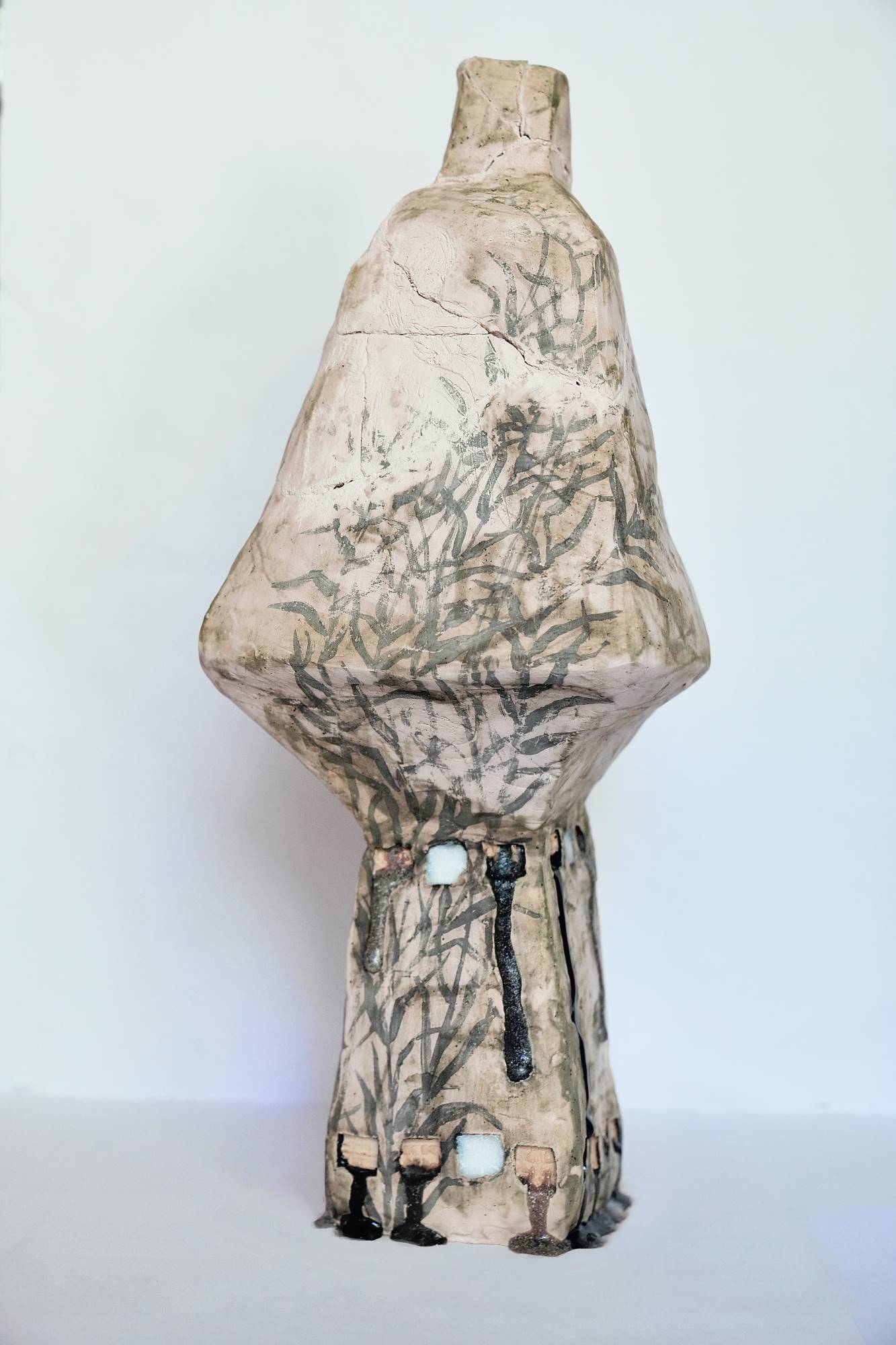 Ваза 2 серии «Истоки и течения» — керамика с рельефными листьями, фактурное исполнение