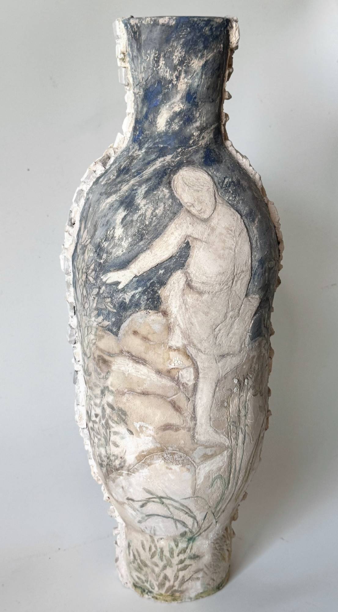 Авторская ваза 5 из серии «Истоки и течения» — человек в движении на фоне гор и неба