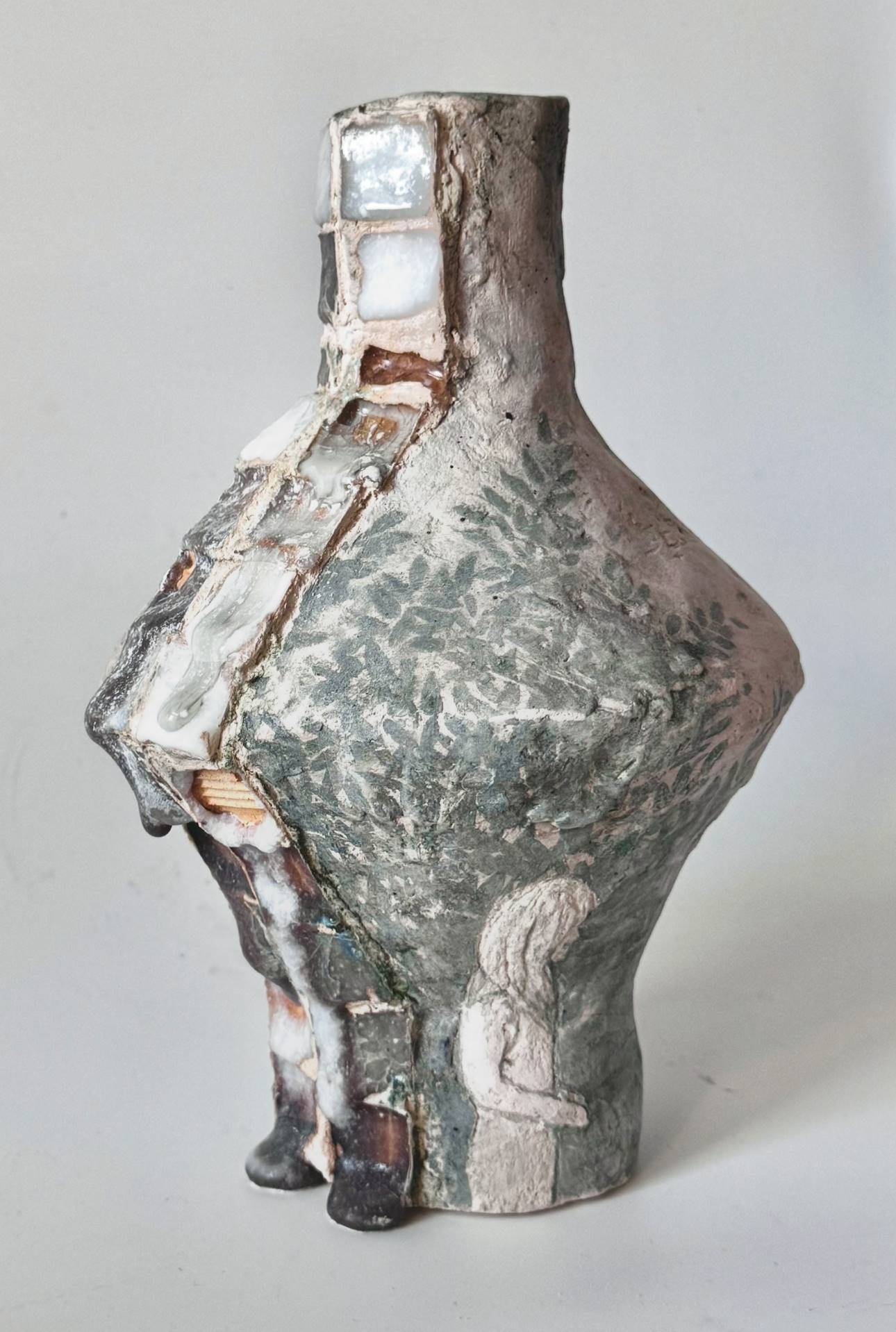 Ваза 6 из серии «Истоки и течения» — керамика, рельеф, лес, лестница и фигура девушки