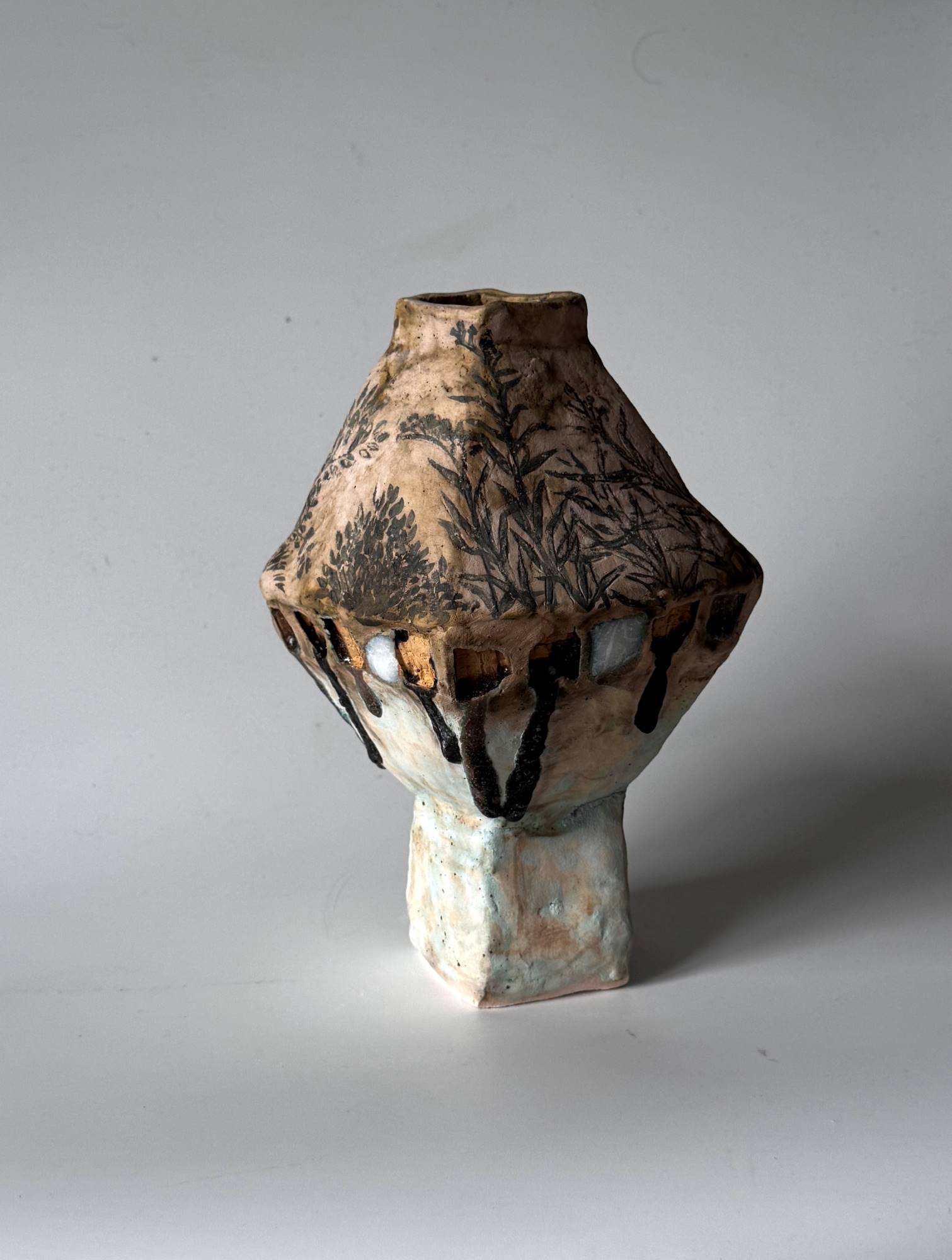 Авторская керамическая ваза с ручной росписью и природными мотивами