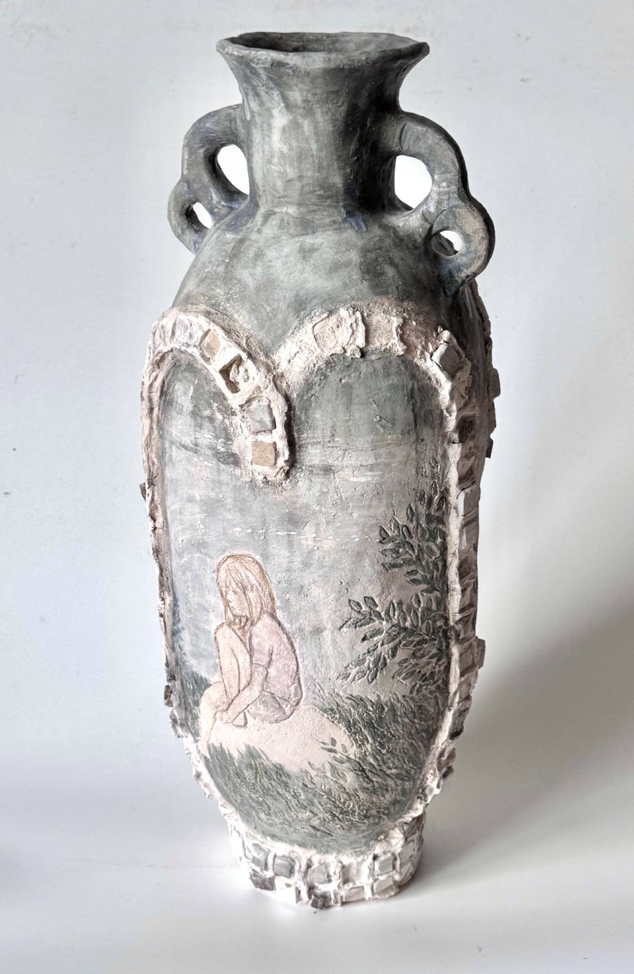 Ваза с арочными элементами и женским силуэтом, серия «Истоки и течения», Лена Марру