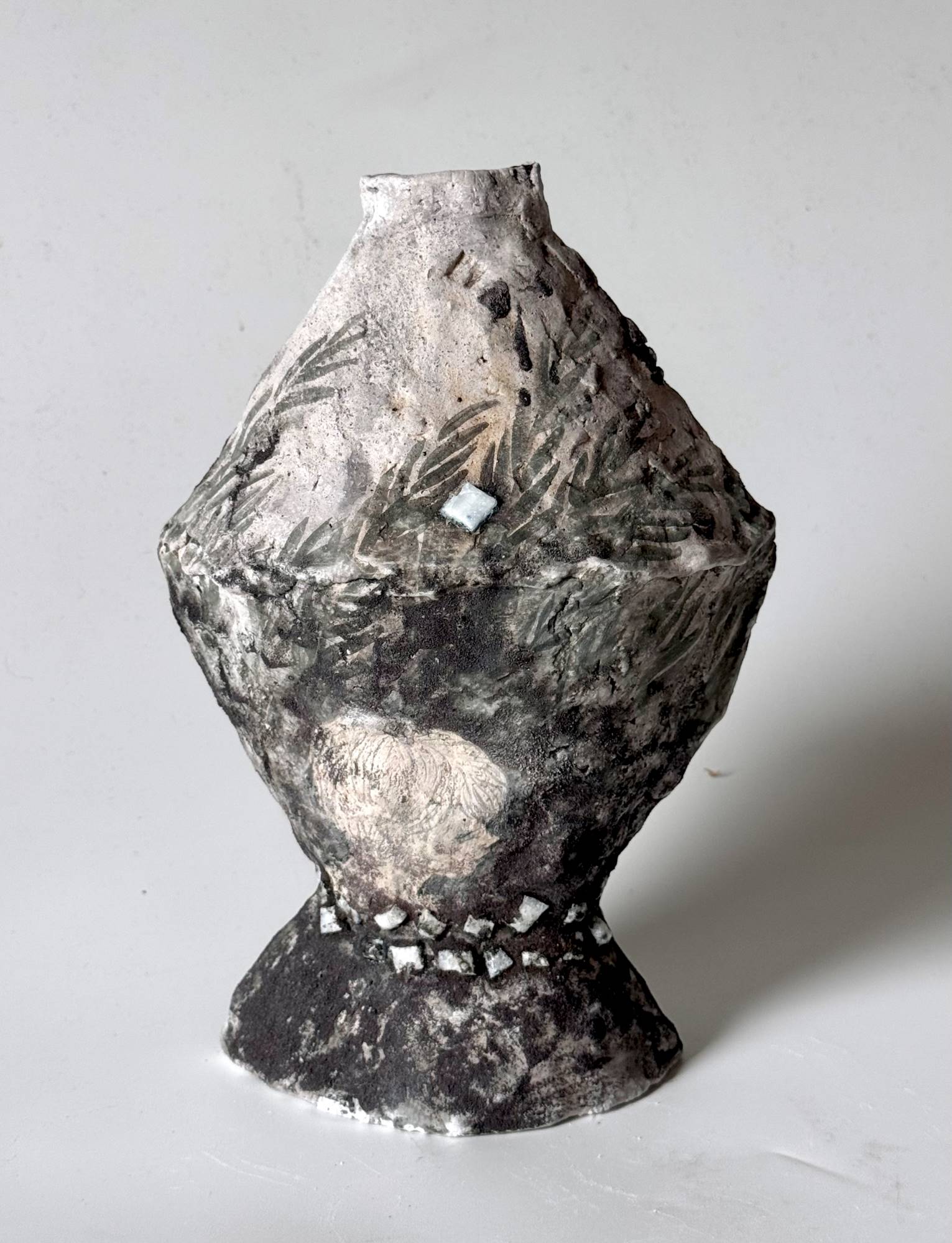 Керамическая ваза «Вечерняя» с текстурным рисунком и тёмной палитрой, арт-объект