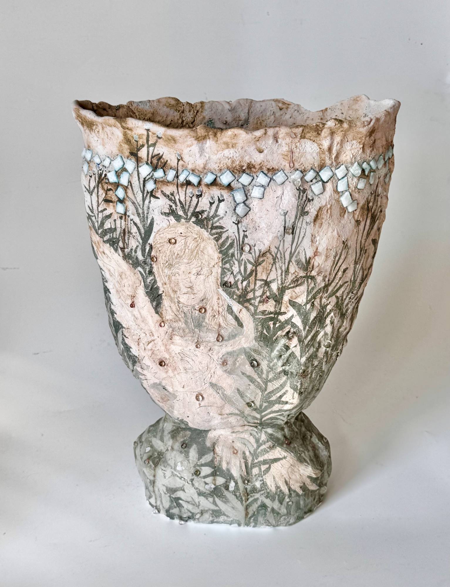 Авторская ваза «Птица в руках» из керамики и стекла с рельефным рисунком, арт-декор