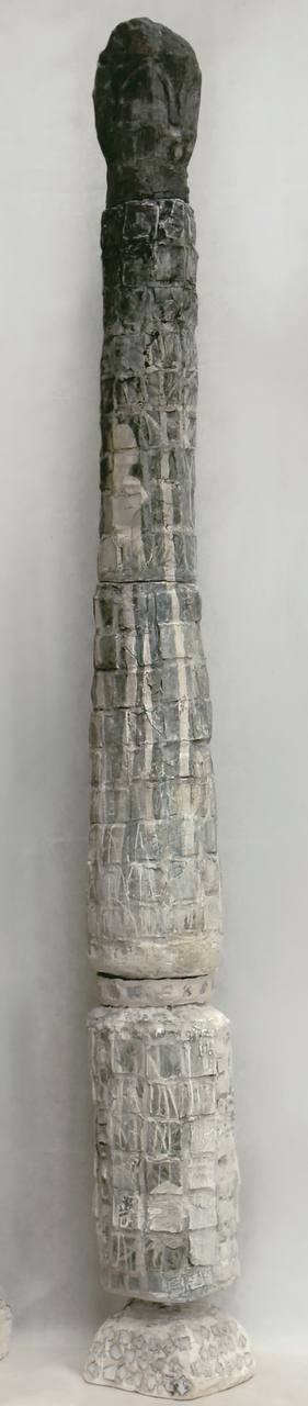 Керамическая колонна «Лесная» с текстурной поверхностью в тёмных оттенках