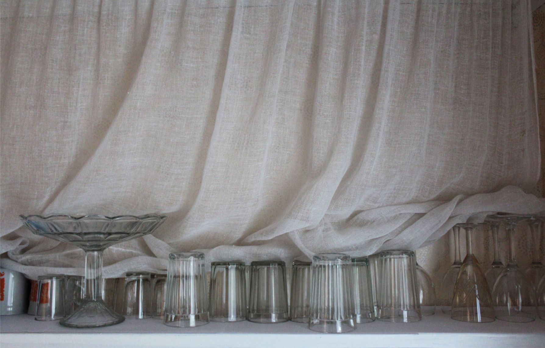 Арт-фотография «Стопки» — ряд перевёрнутых стаканов на фоне занавески