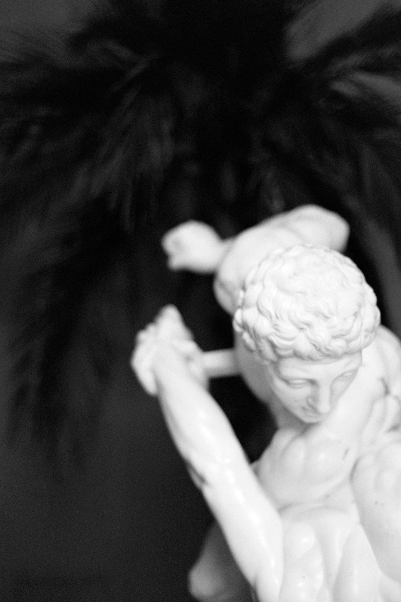 Арт-фотография «Мрамор.Останкино» — скульптура античного мужчины в ракурсе