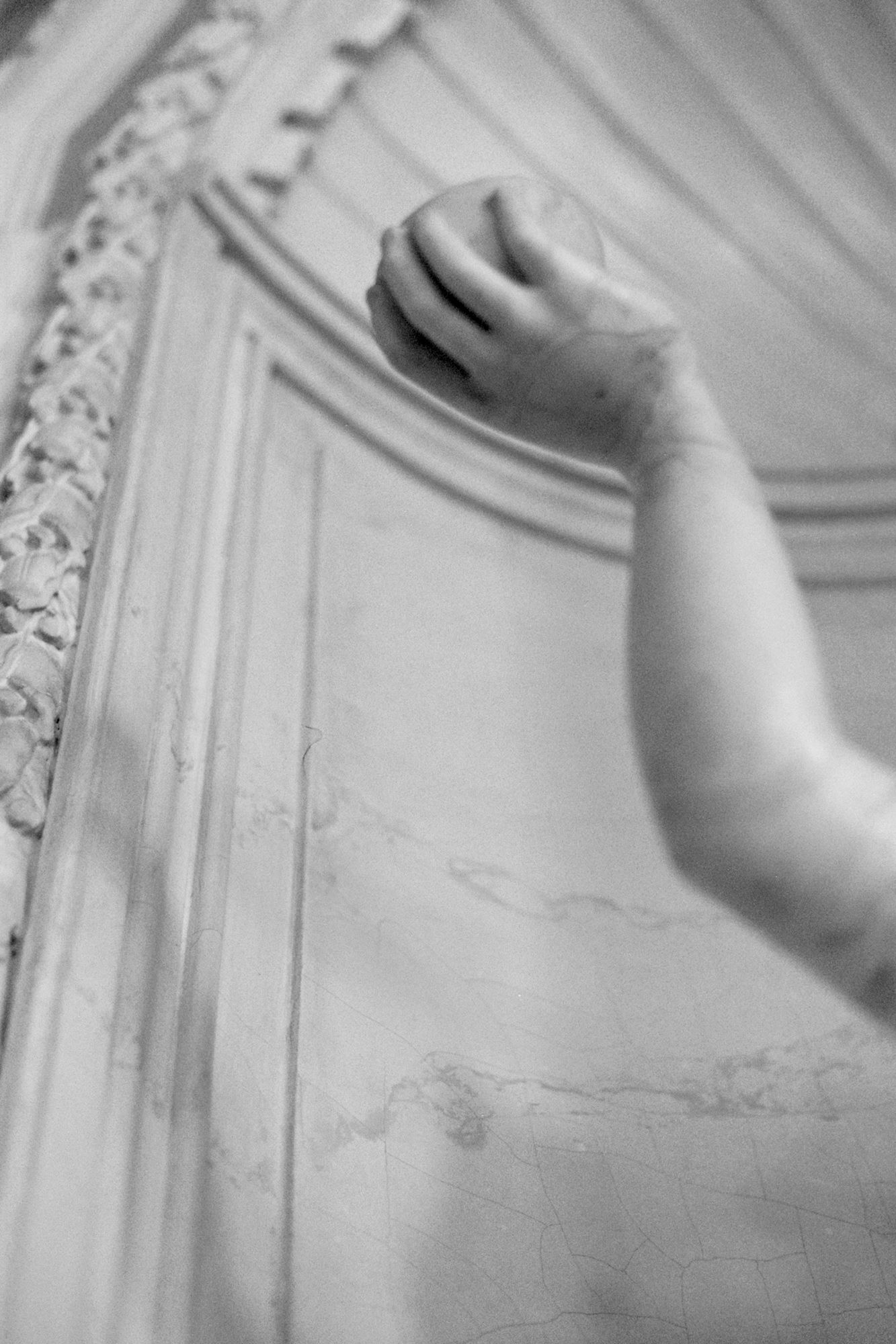 Арт-фотография «Мрамор II.Останкино» — поднятая рука мраморной статуи на фоне лепнины