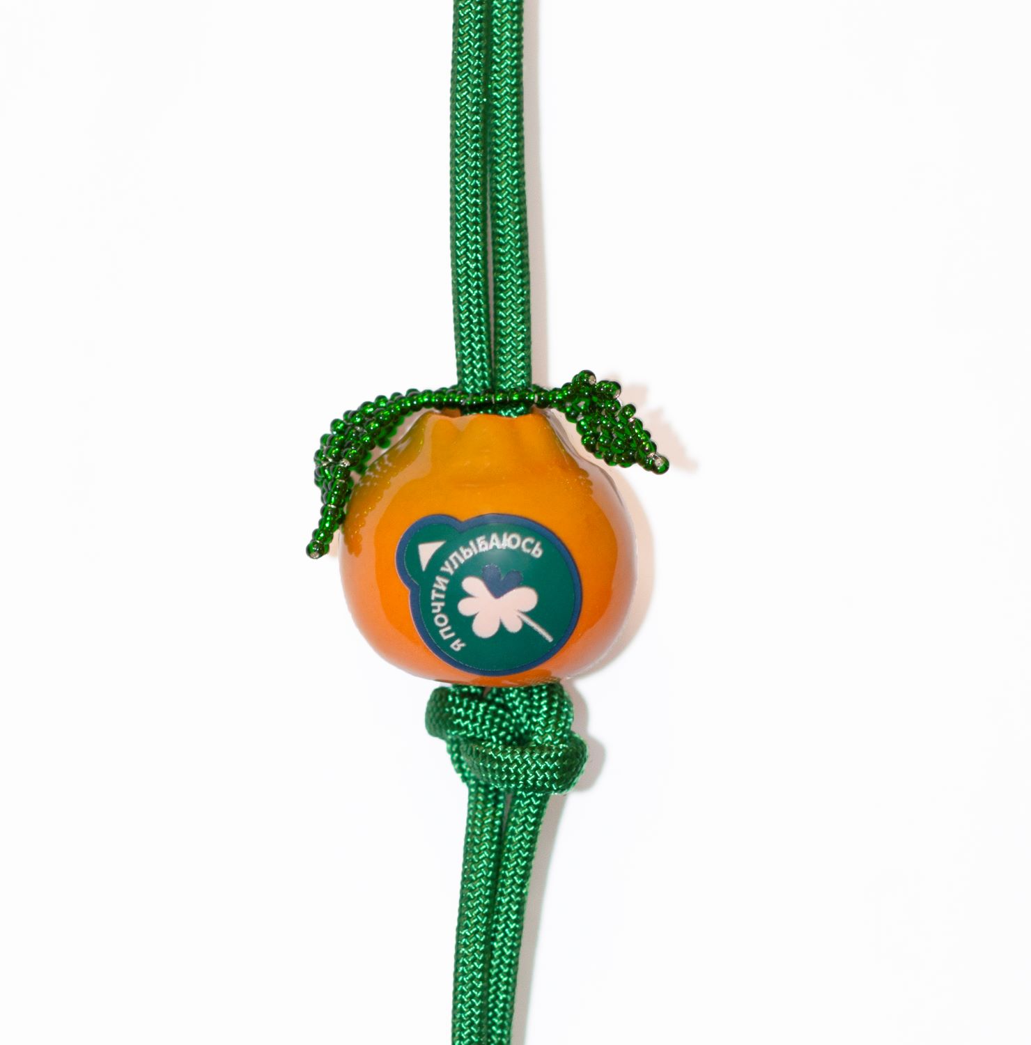 Брелок «Мандаринчик с наклейкой» Настасьи Красноперовой – оранжевый фарфоровый брелок с наклейкой голубя, 2024.