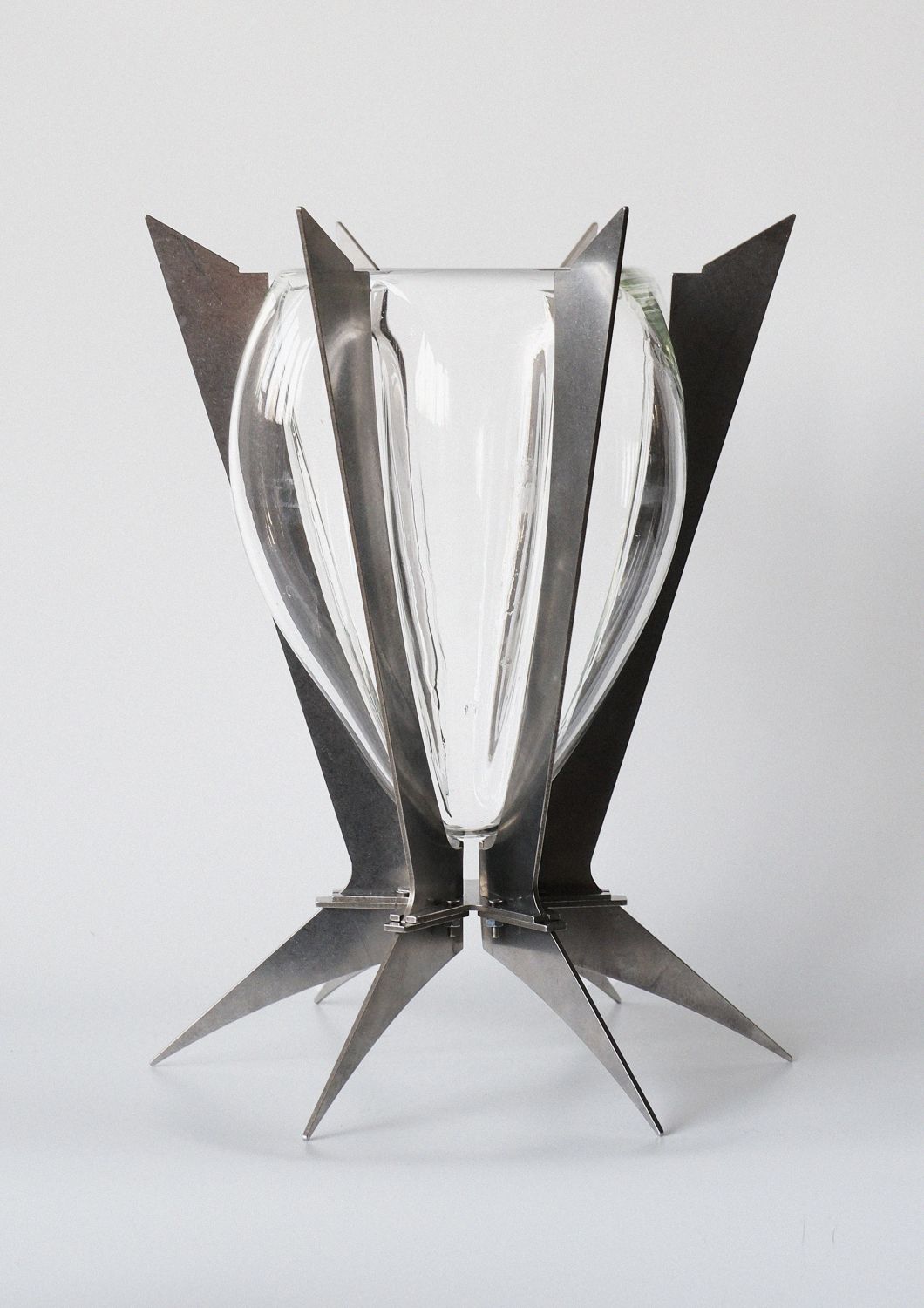 Дизайнерская ваза с металлическим каркасом и стеклянной вставкой, напоминающей каплю, в современном стиле