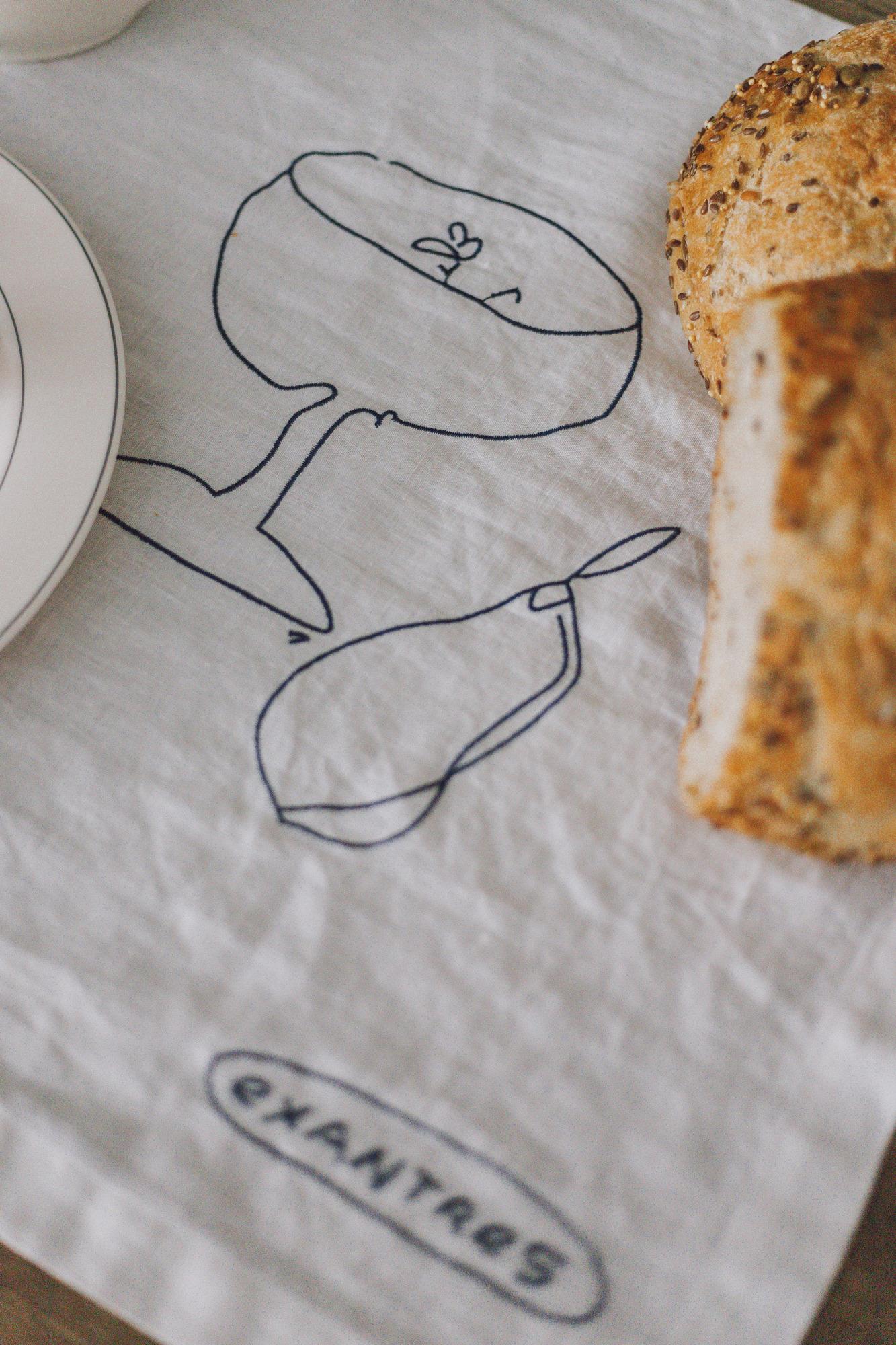 Раннер на стол SAMPLE x Exantres – льняная скатерть с вышивкой, сервировка с хлебом и овощами.