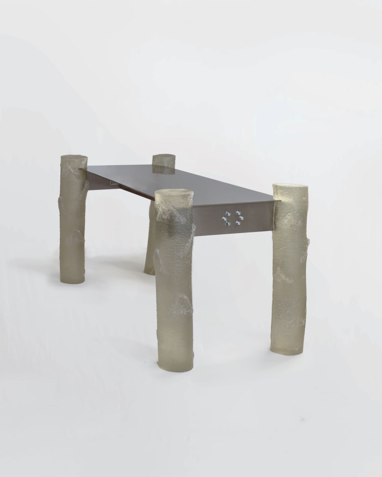 Современная арт-скамейка Pasoka на ножках из зелёной эпоксидной смолы