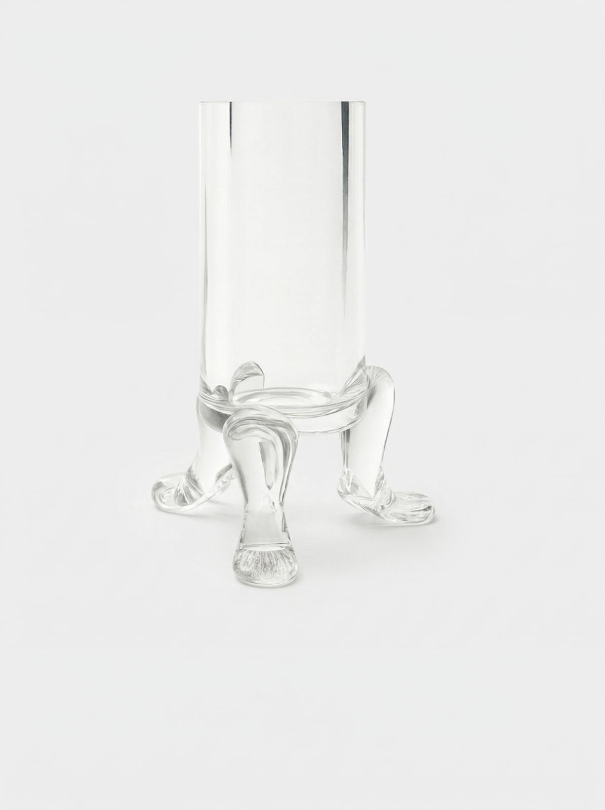 Хрустальная рюмка на ножках, фрагмент с выразительным основанием