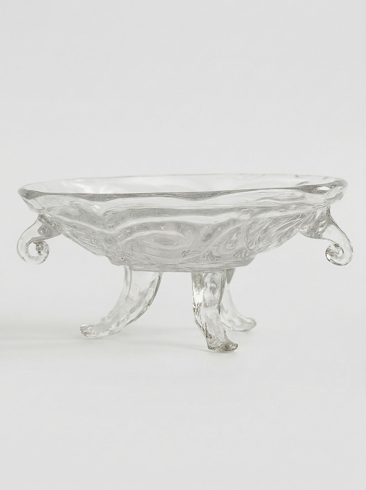 Прозрачная хрустальная тарелка на лапках с рельефным орнаментом