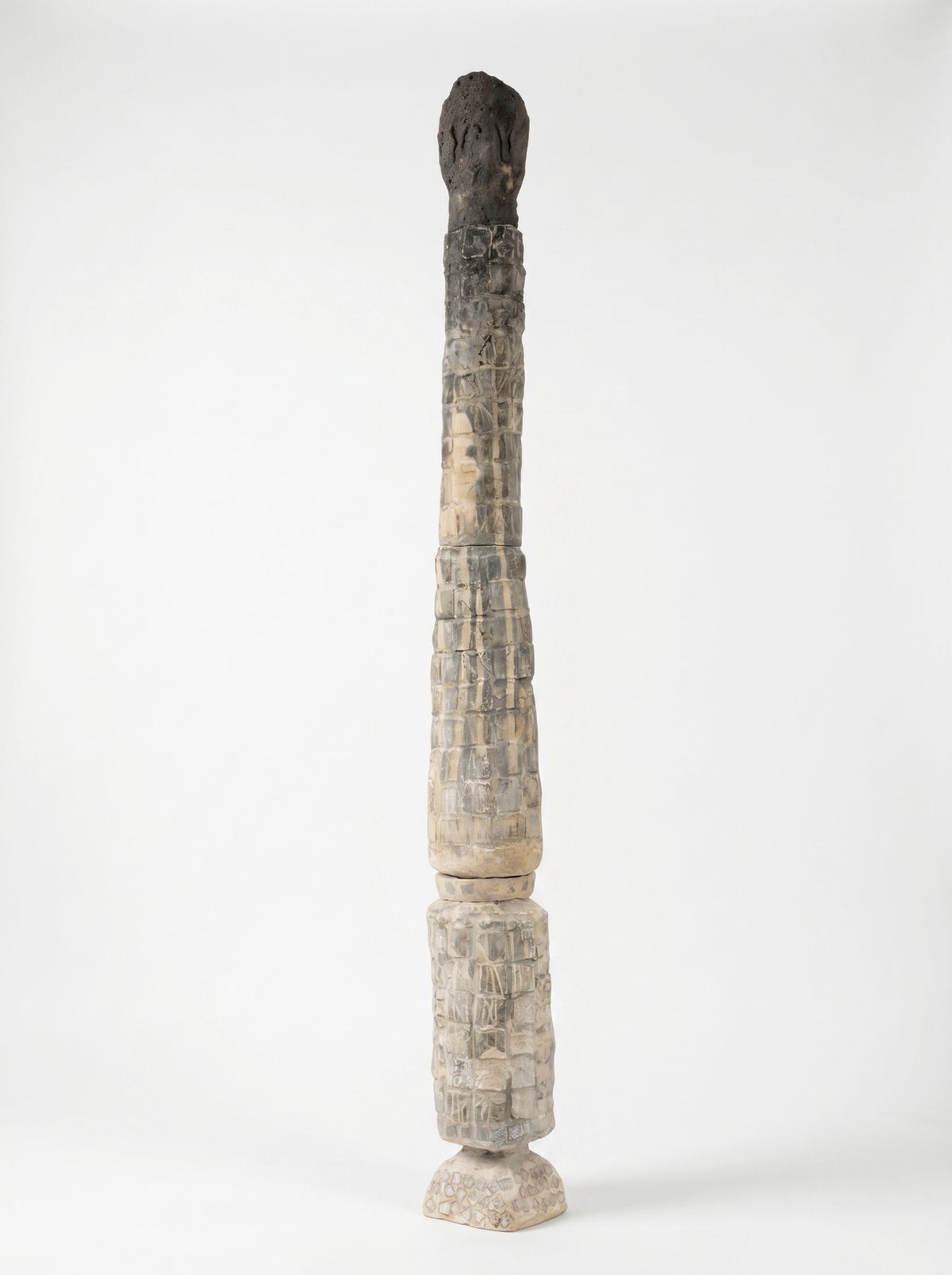 Керамическая колонна «Лесная» с текстурной поверхностью в тёмных оттенках